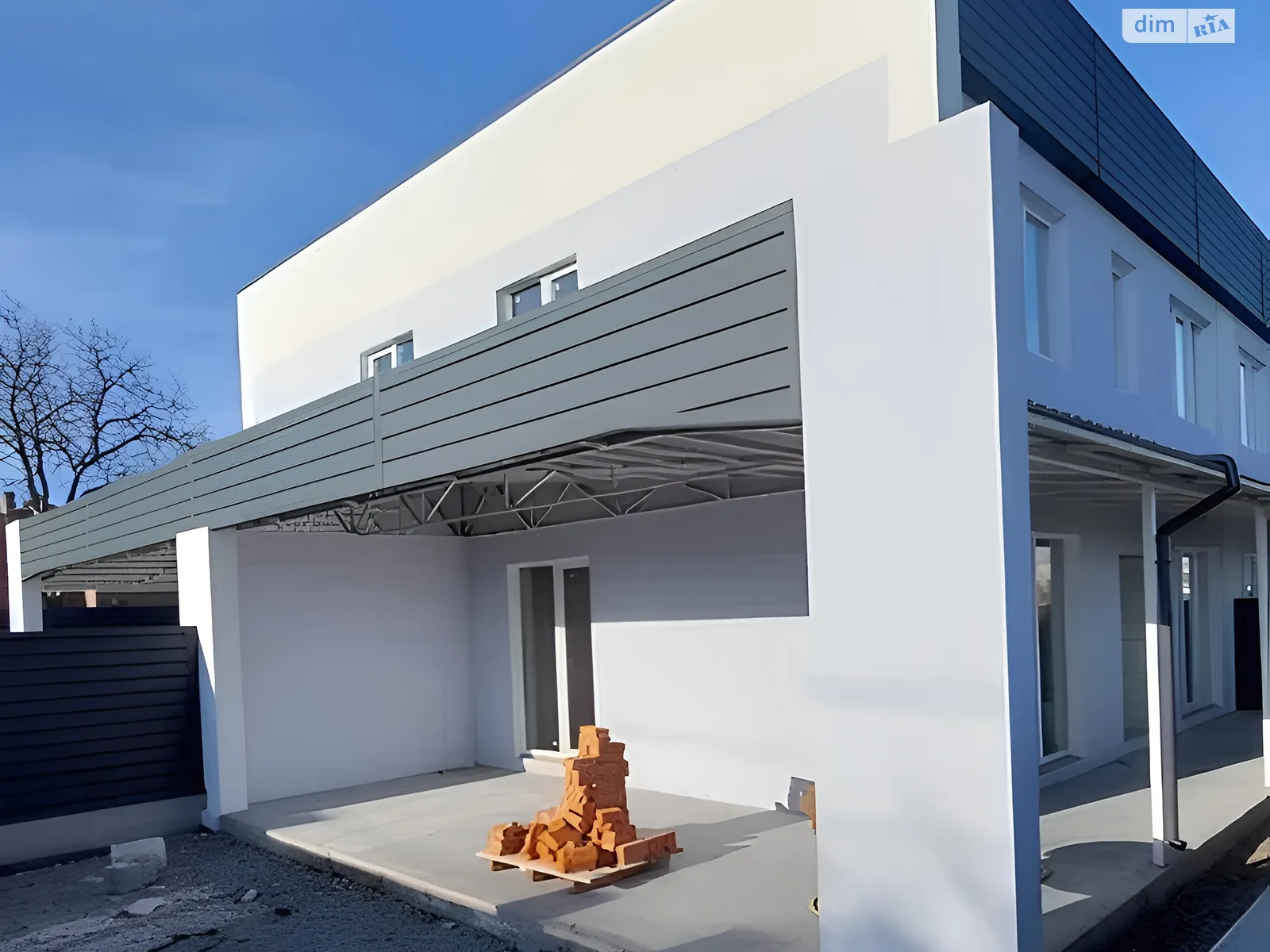 Продается дом на 2 этажа 100 кв. м с гаражом, цена: 67500 $ - фото 1