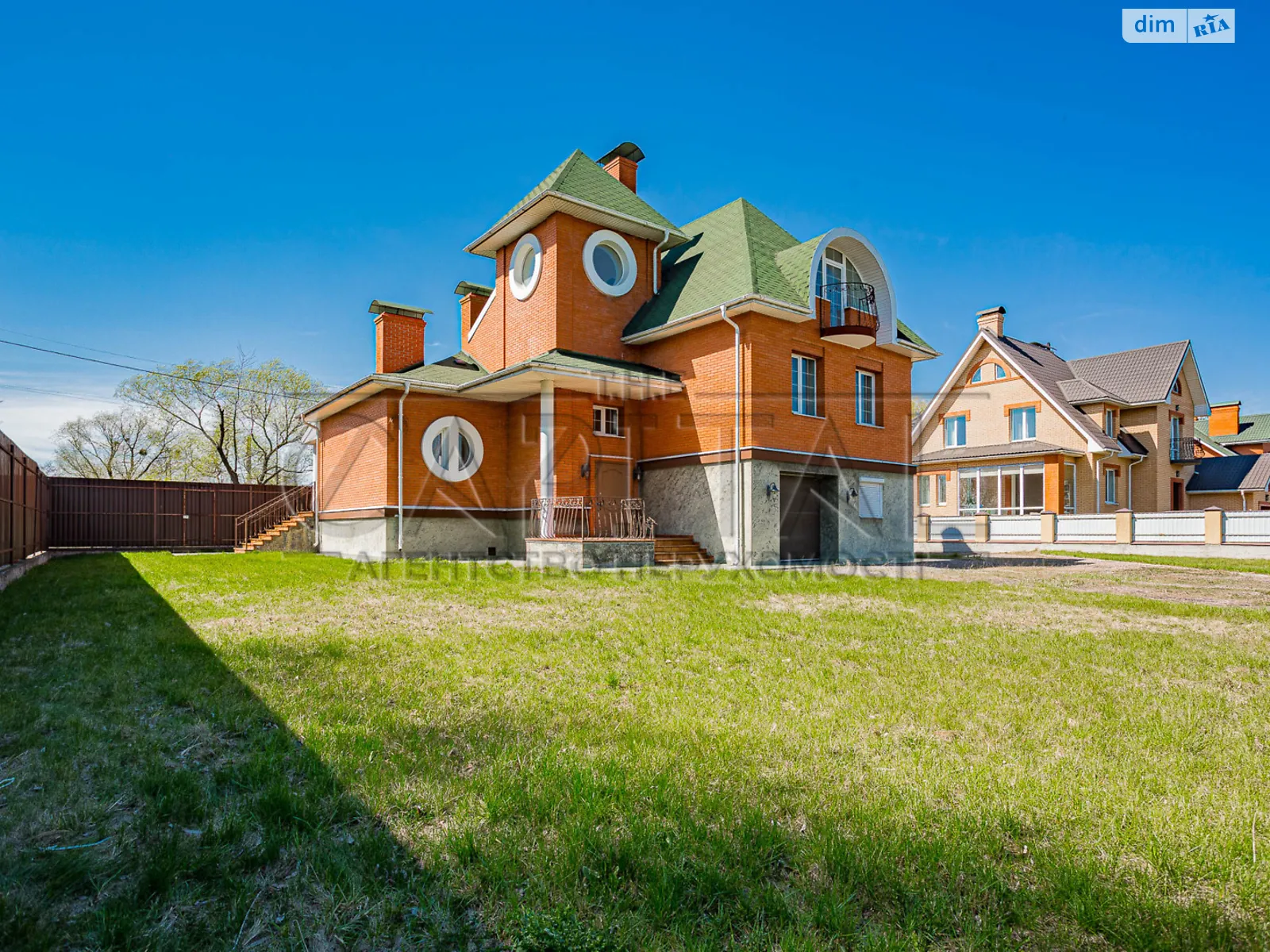 Сдается в аренду дом на 3 этажа 380 кв. м с мансардой, цена: 2500 $ - фото 1