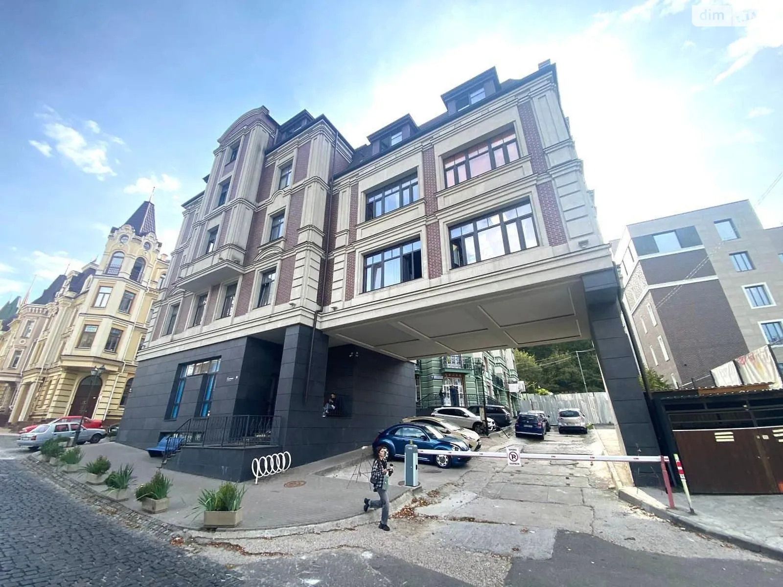 Сдается в аренду офис 931 кв. м в бизнес-центре, цена: 12800 $ - фото 1