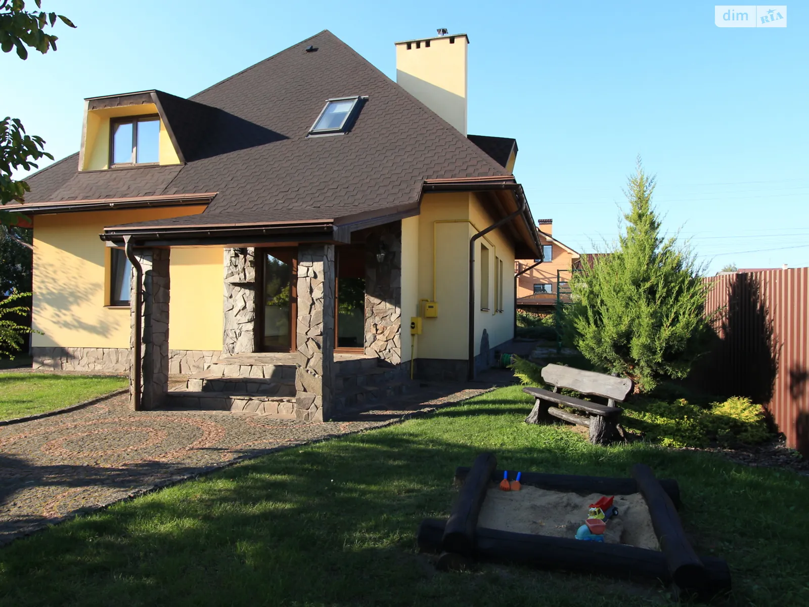 Сдается в аренду дом на 2 этажа 180 кв. м с гаражом, цена: 800 € - фото 1