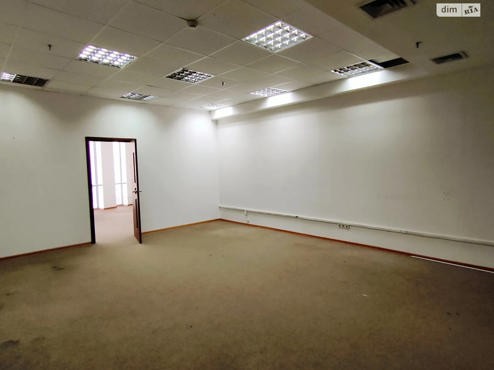 Здається в оренду офіс 60.7 кв. м в бізнес-центрі, цена: 728 $ - фото 1