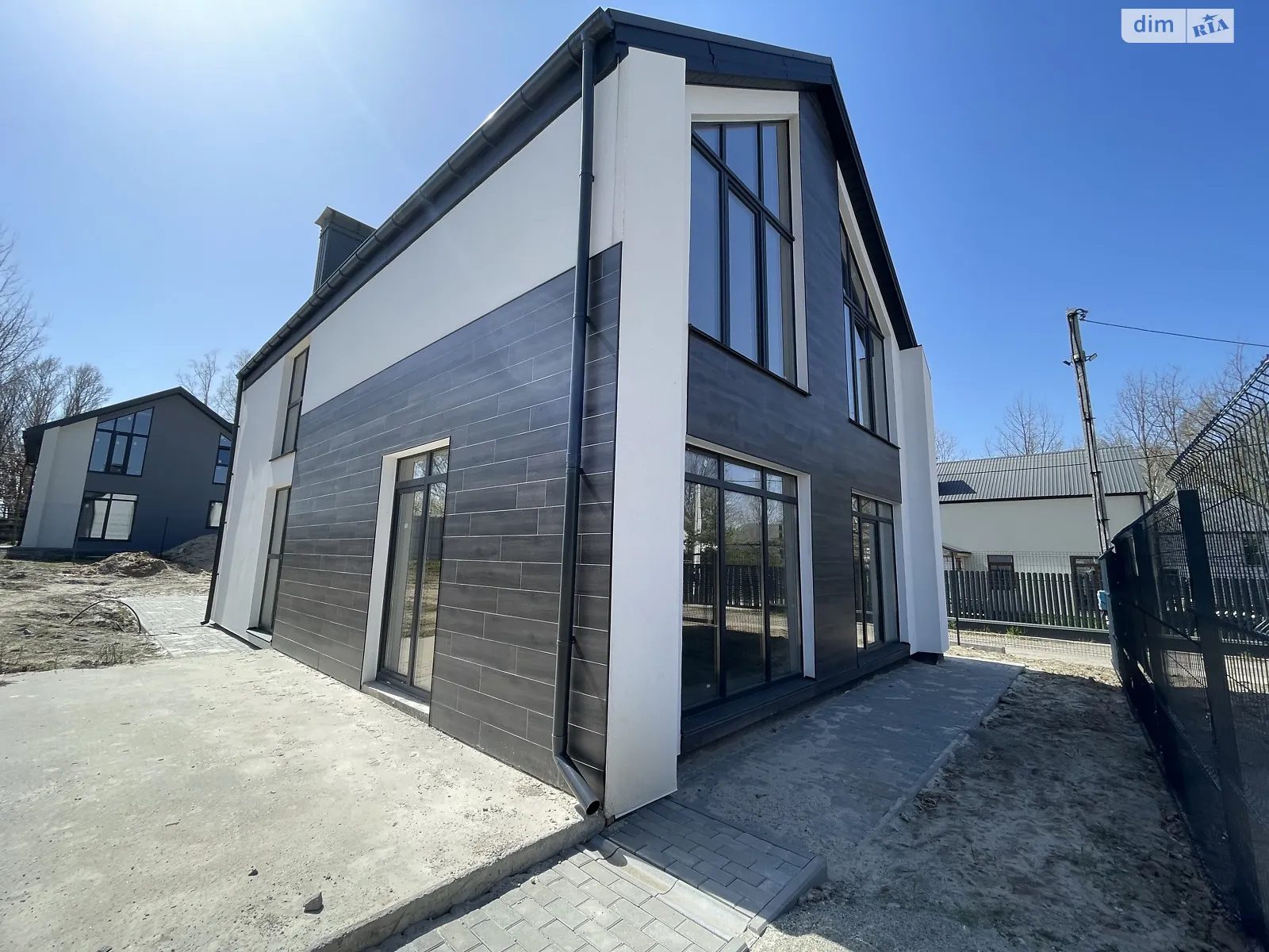 Продается дом на 2 этажа 142 кв. м с бассейном, цена: 105000 $ - фото 1