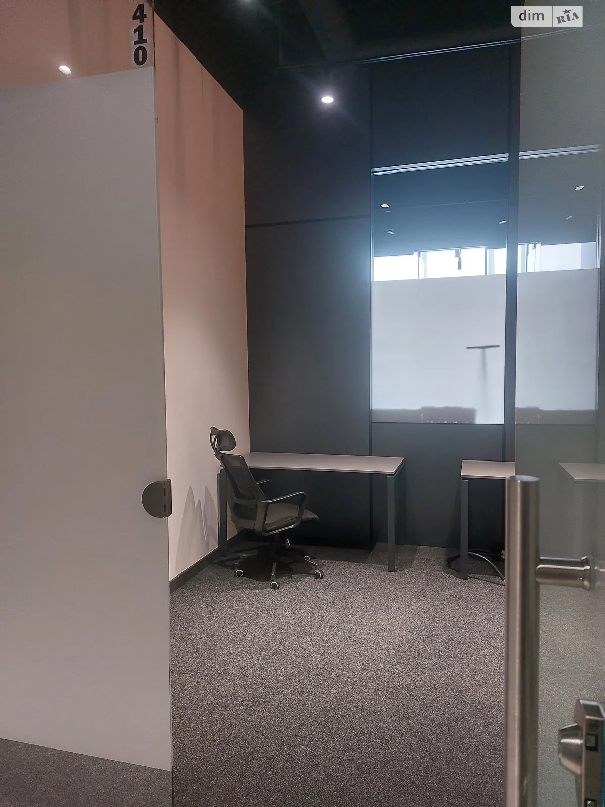 Сдается в аренду офис 12 кв. м в бизнес-центре, цена: 350 $ - фото 1