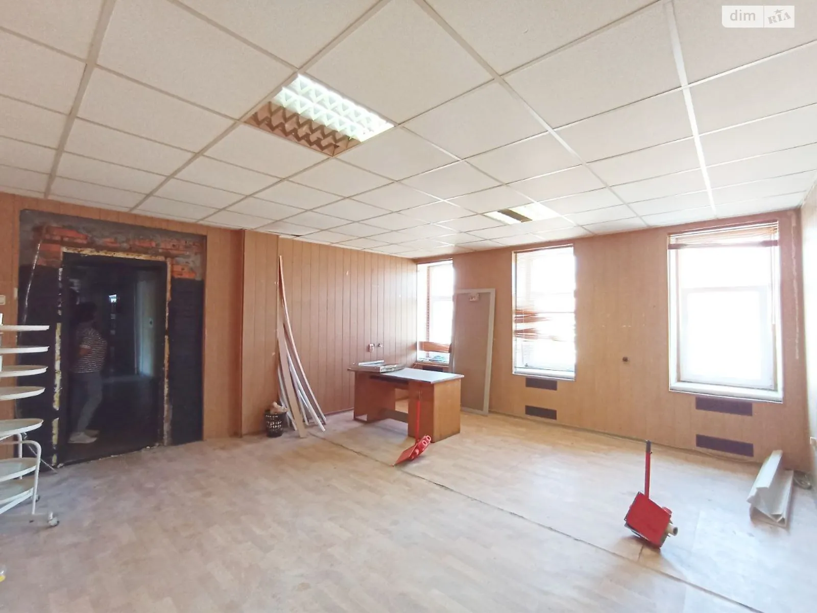 Сдается в аренду офис 28 кв. м в бизнес-центре, цена: 3500 грн - фото 1
