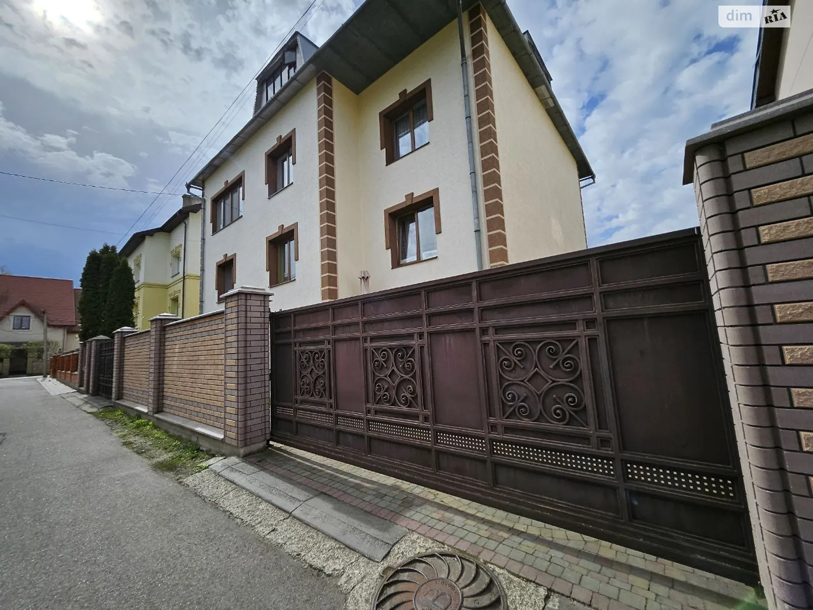 Продається будинок 3 поверховий 370 кв. м з гаражем, цена: 260000 $ - фото 1