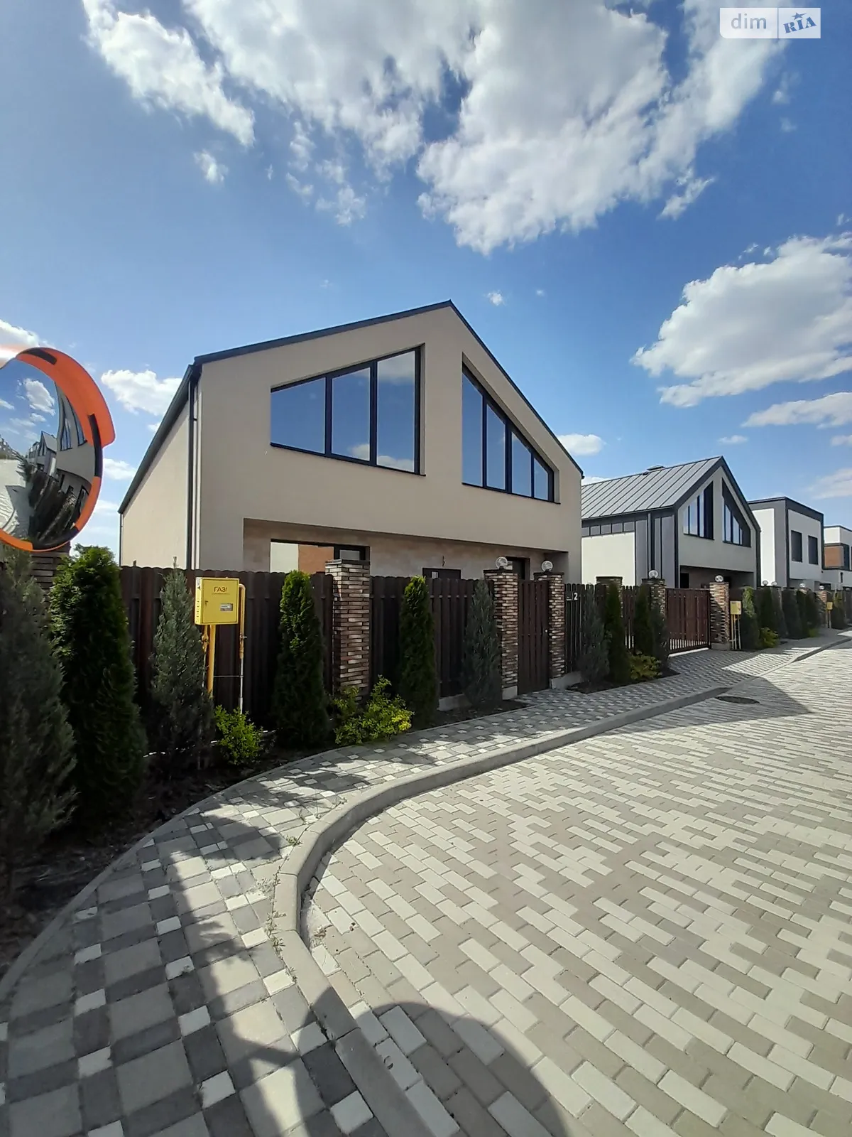 Продается дом на 2 этажа 160 кв. м с камином, цена: 210000 $ - фото 1