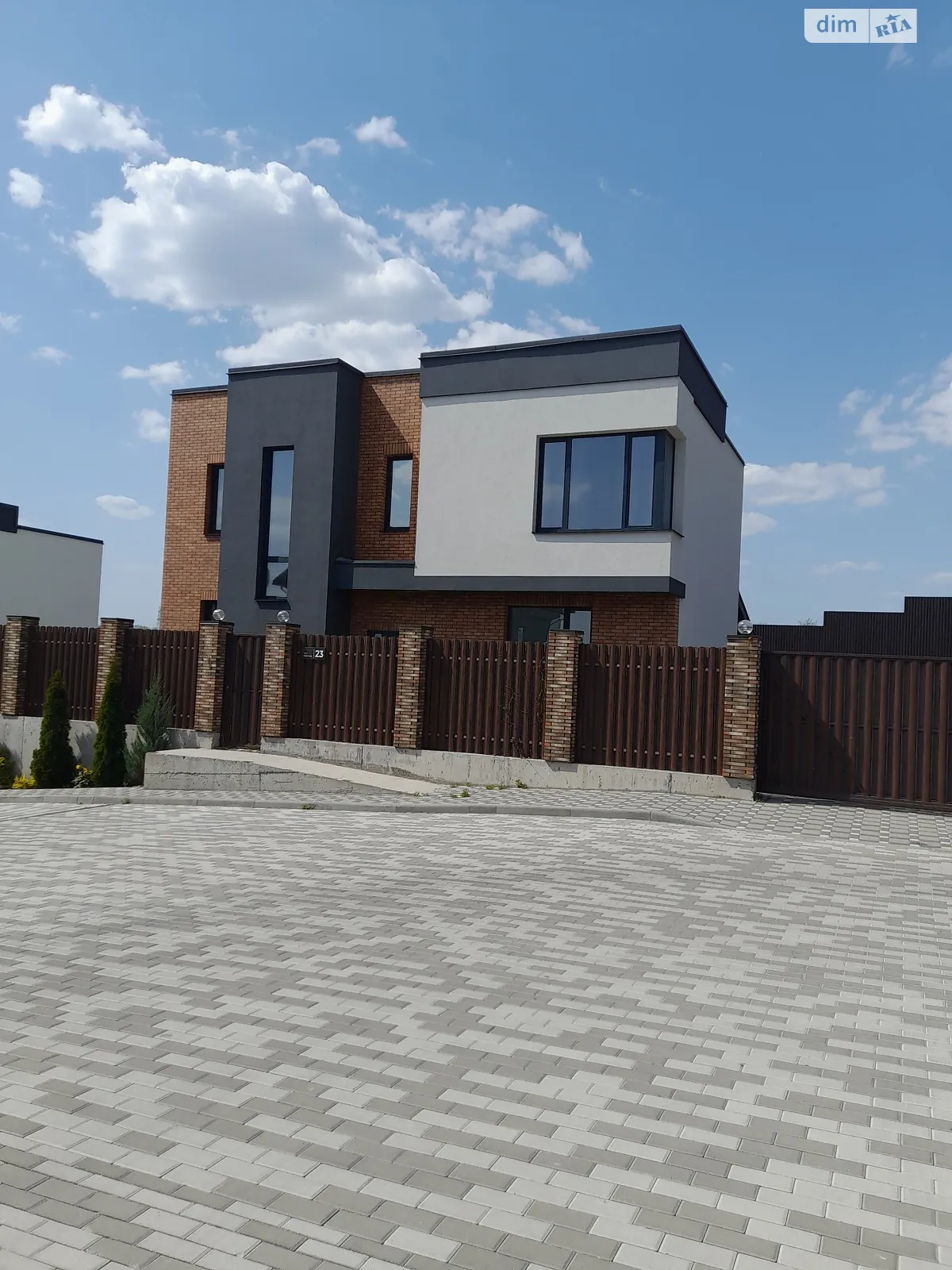 Продается дом на 2 этажа 175 кв. м с гаражом, цена: 280000 $ - фото 1