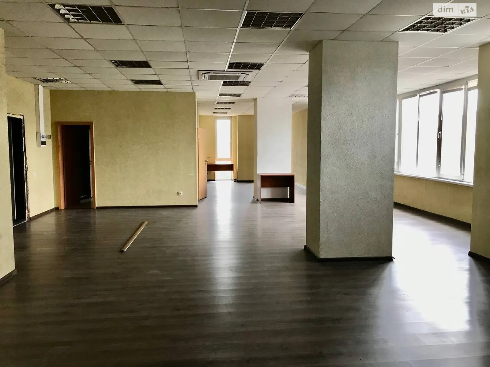 Сдается в аренду офис 130 кв. м в бизнес-центре, цена: 800 $ - фото 1