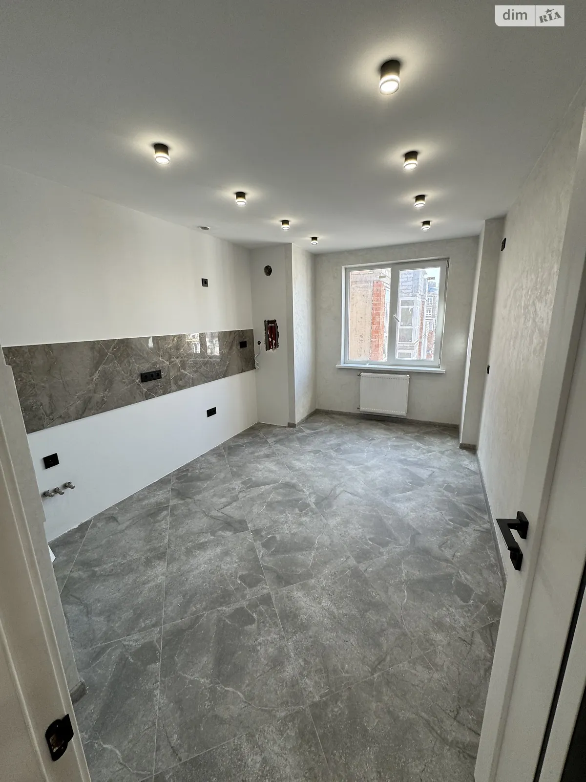 Продается 2-комнатная квартира 80 кв. м в Черновцах, ул. Русская, 237 - фото 1