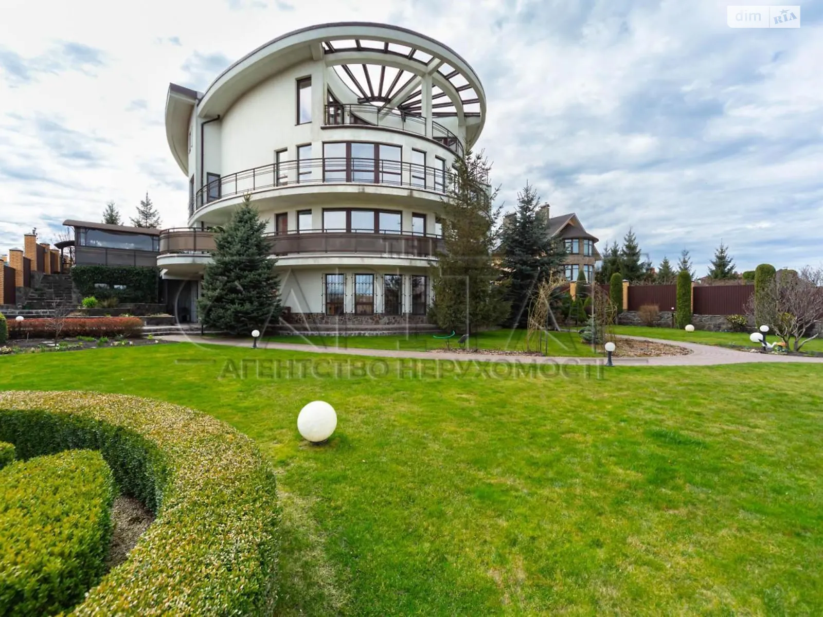 Продается дом на 3 этажа 1000 кв. м с участком, цена: 850000 $ - фото 1