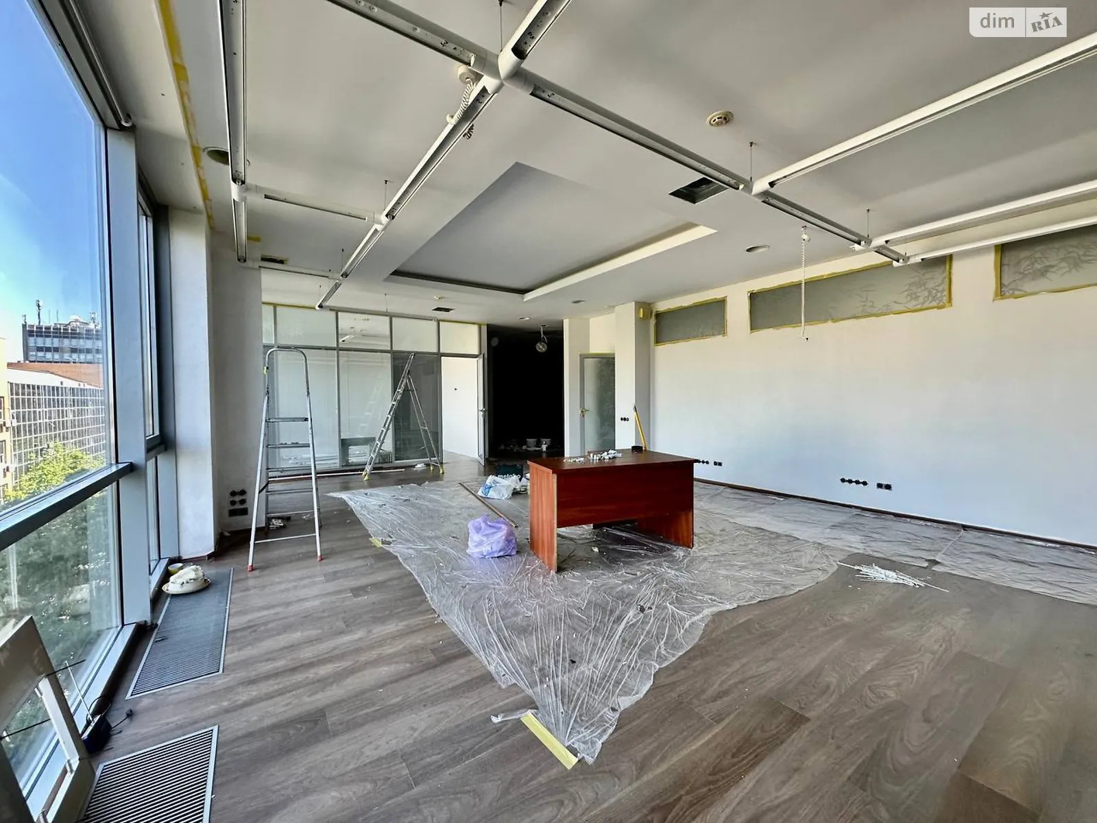 Сдается в аренду офис 116 кв. м в бизнес-центре, цена: 750 $ - фото 1