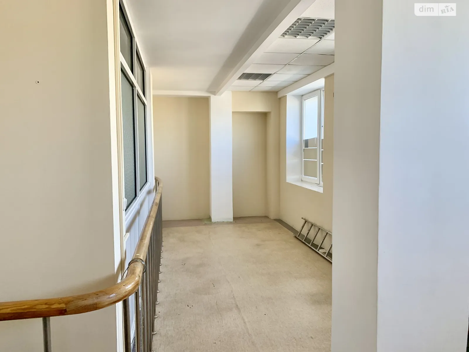 Сдается в аренду офис 26.6 кв. м в бизнес-центре, цена: 5852 грн - фото 1