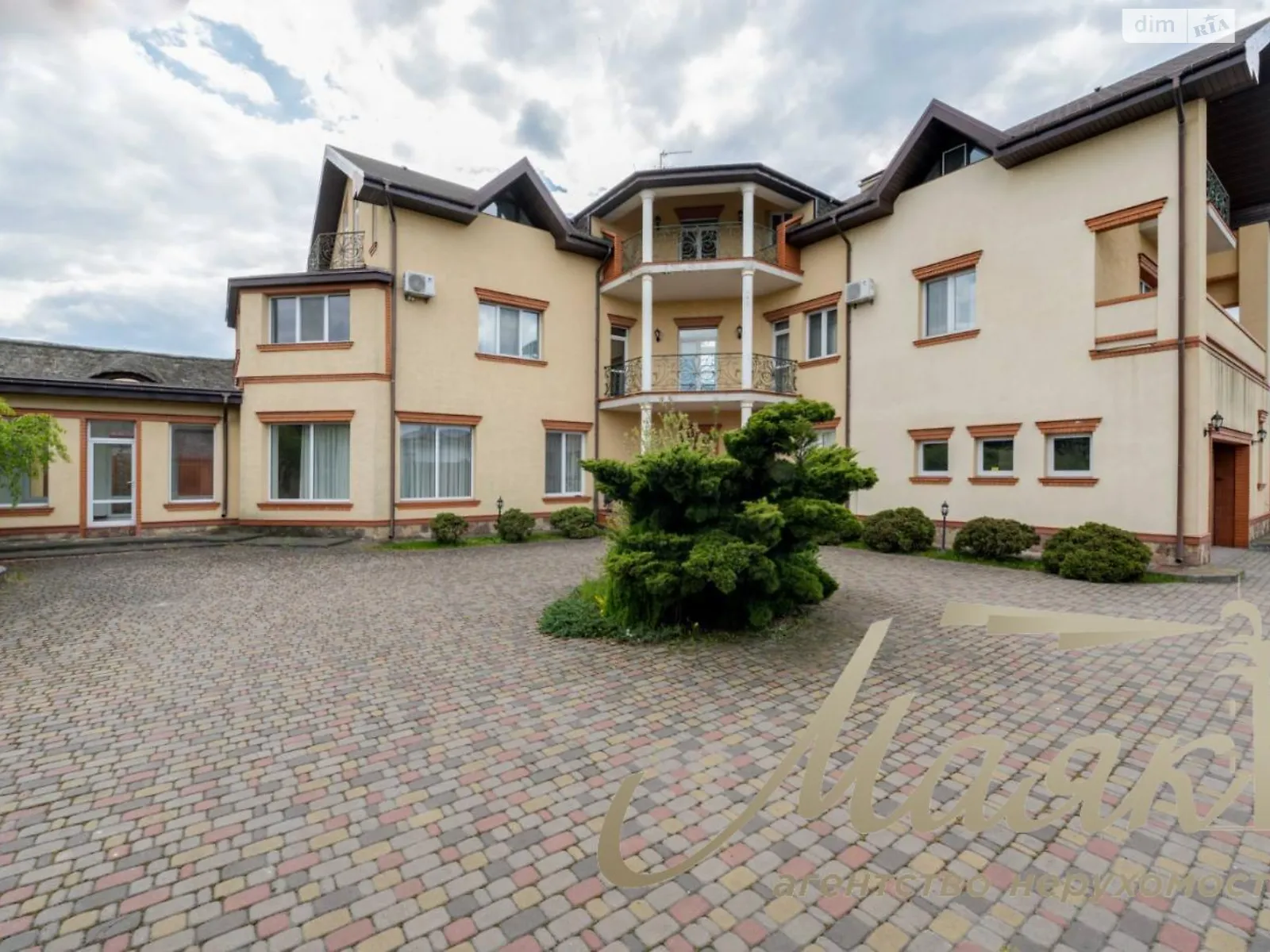 Сдается в аренду дом на 3 этажа 920 кв. м с мебелью, цена: 3500 $ - фото 1