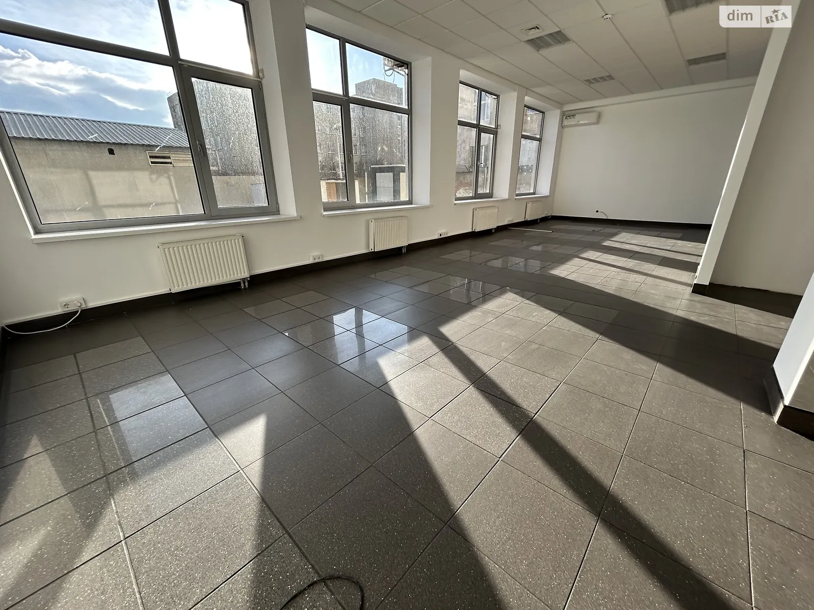 Сдается в аренду офис 100 кв. м в бизнес-центре, цена: 1200 $ - фото 1