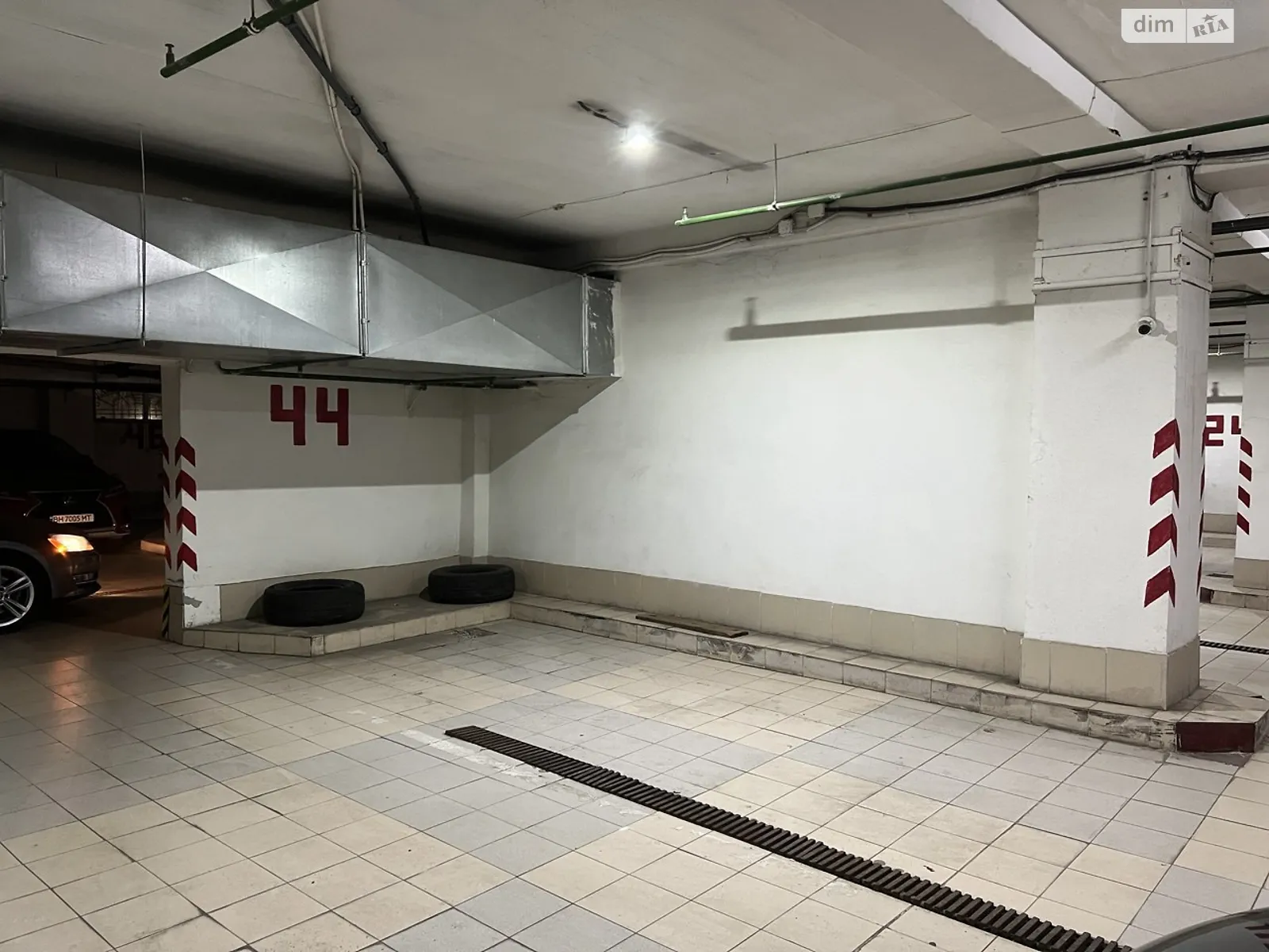 Продается подземный паркинг под легковое авто на 20 кв. м, цена: 17000 $ - фото 1