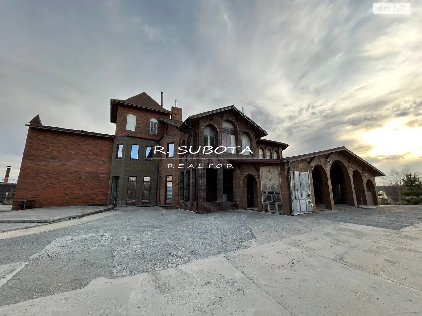 Продается дом на 3 этажа 823 кв. м с гаражом, цена: 210000 $ - фото 1