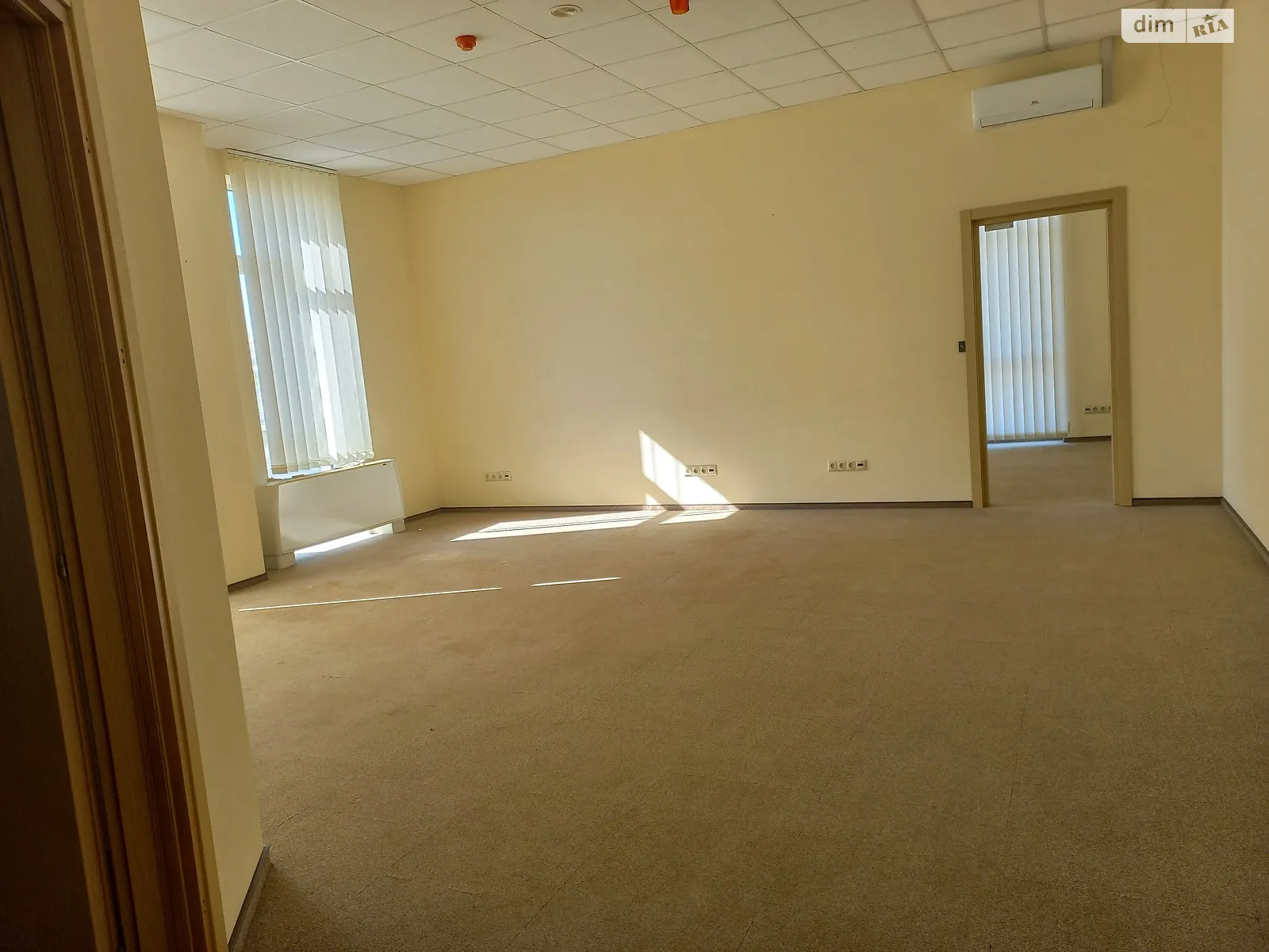Сдается в аренду офис 78 кв. м в бизнес-центре, цена: 780 $ - фото 1