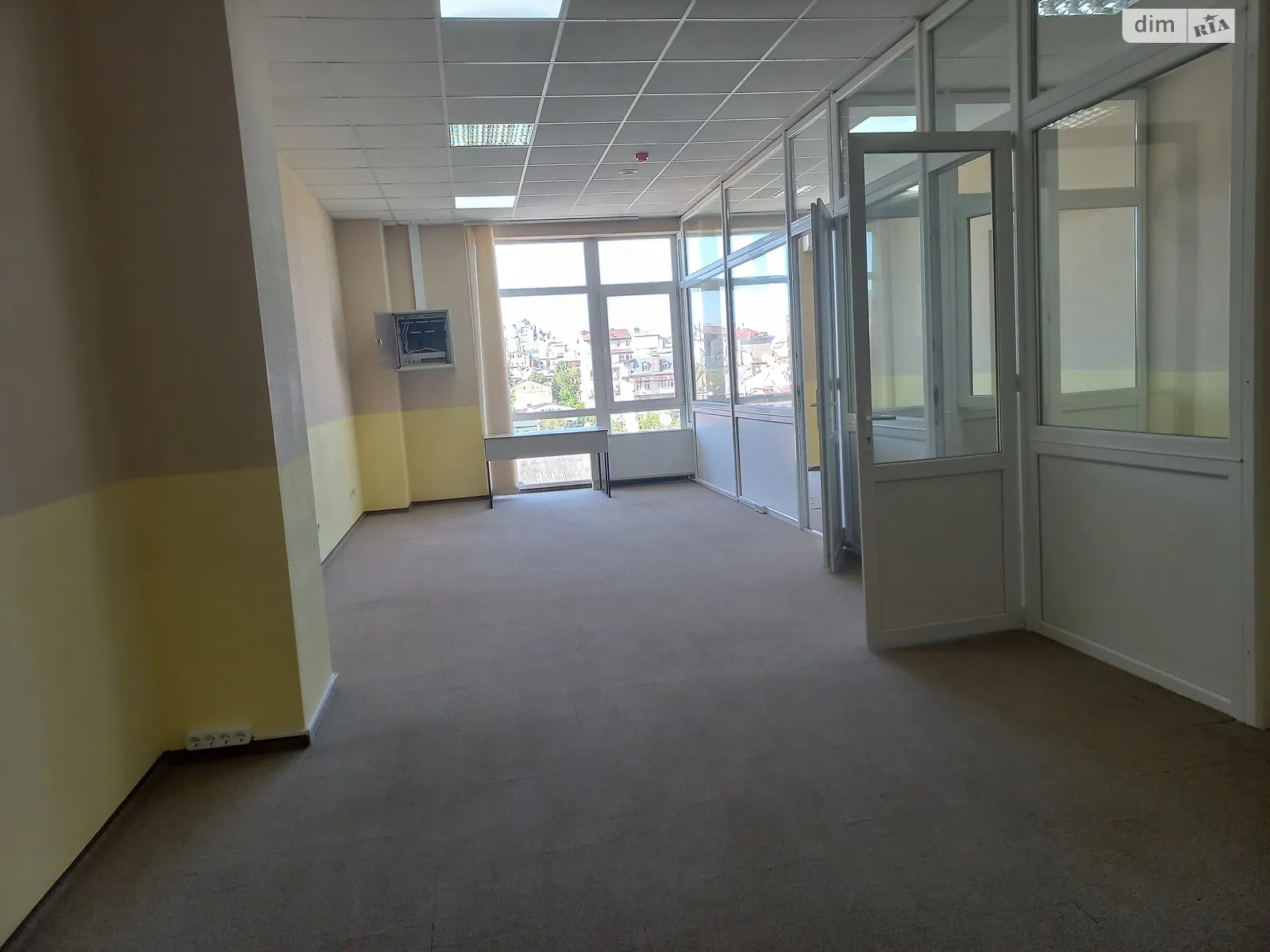 Сдается в аренду офис 56 кв. м в бизнес-центре, цена: 560 $ - фото 1