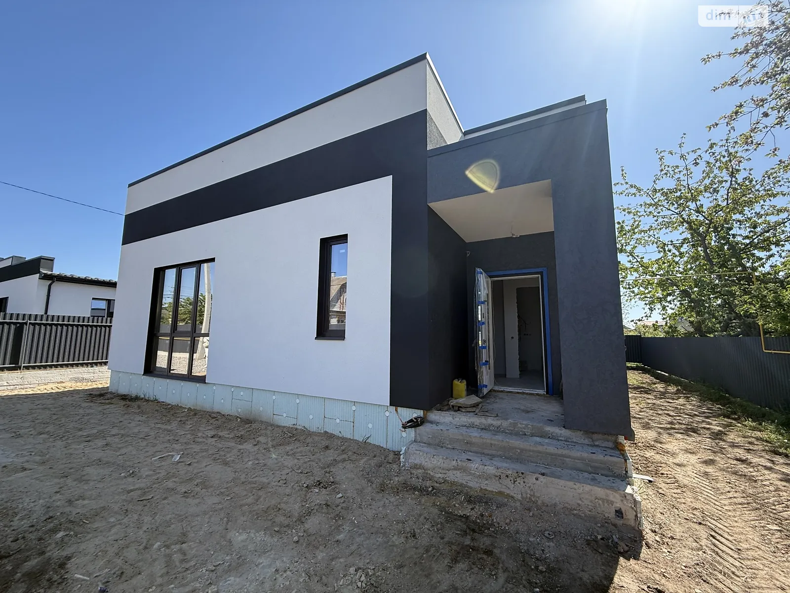 Продается одноэтажный дом 110 кв. м с гаражом, цена: 130000 $ - фото 1