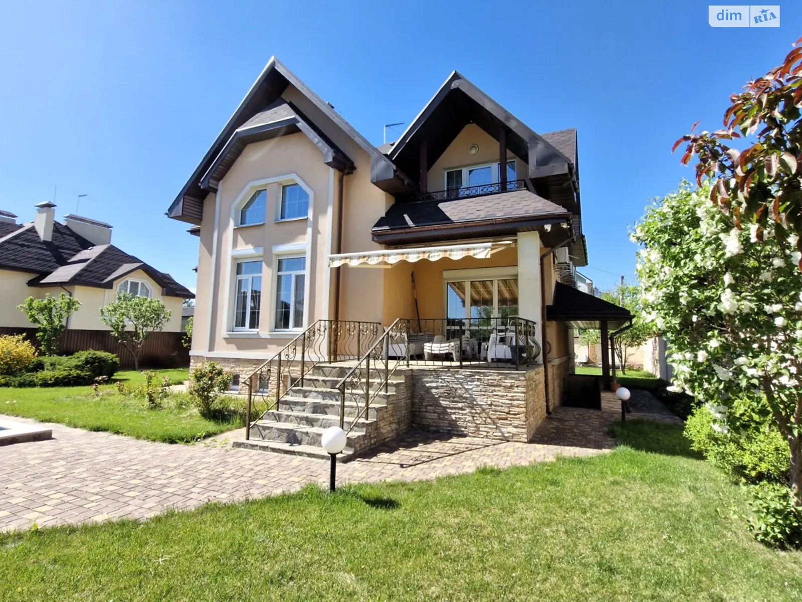 Продается дом на 2 этажа 340 кв. м с камином, цена: 380000 $ - фото 1