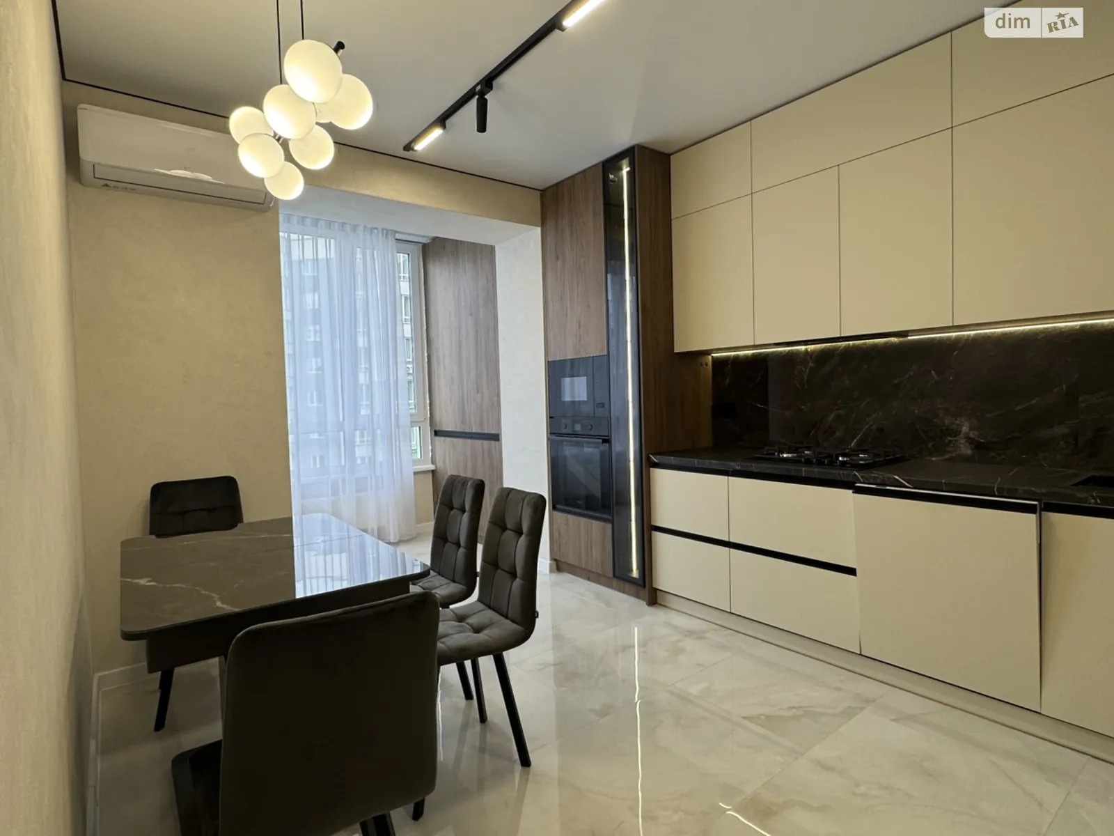 Продается 2-комнатная квартира 65 кв. м в Ивано-Франковске, ул. Приозерная, 30 - фото 1