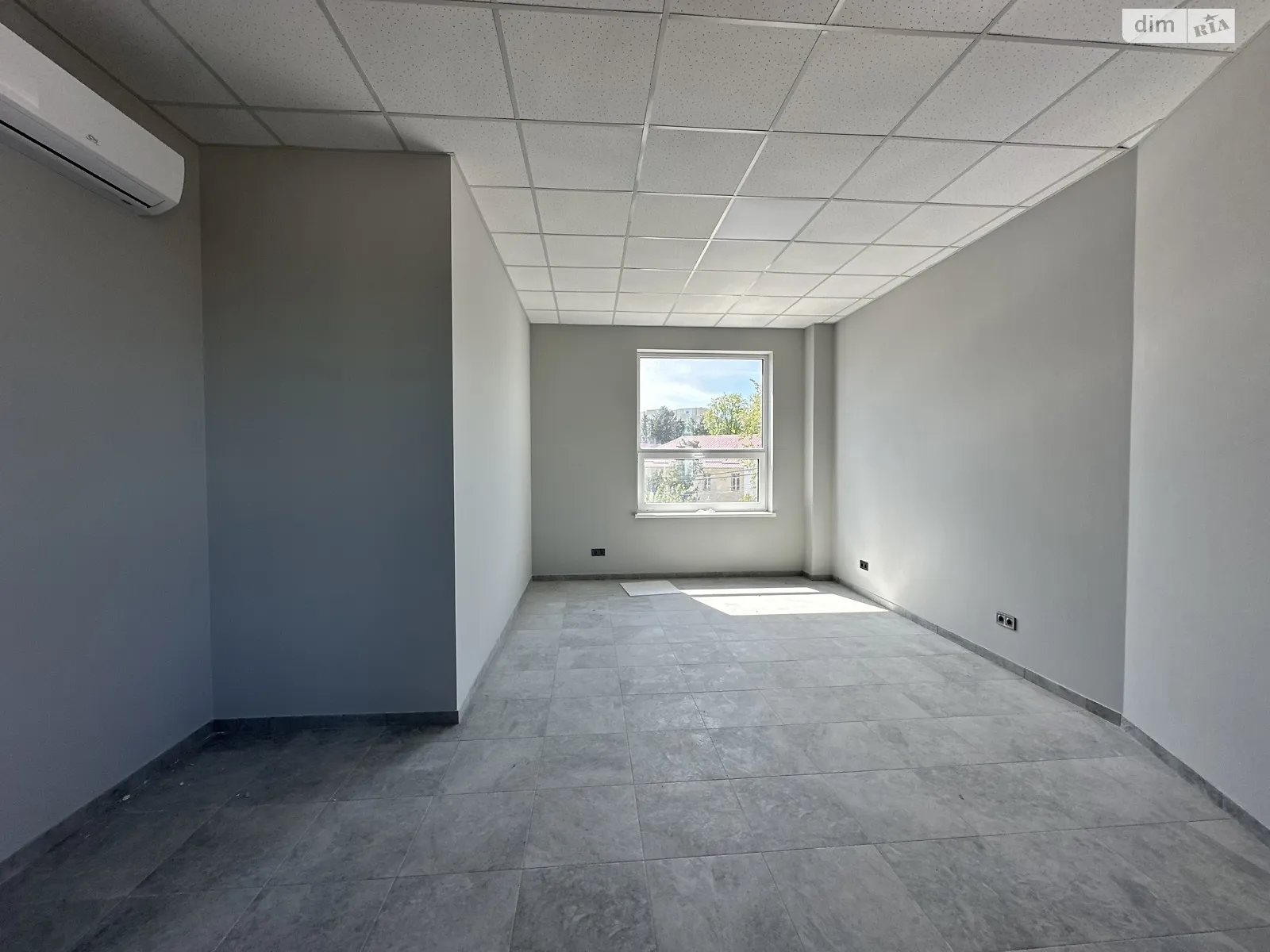 Сдается в аренду офис 86 кв. м в бизнес-центре, цена: 1118 $ - фото 1