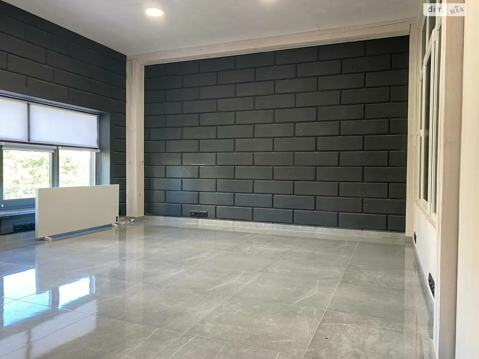 Сдается в аренду офис 150 кв. м в бизнес-центре, цена: 2000 $ - фото 1