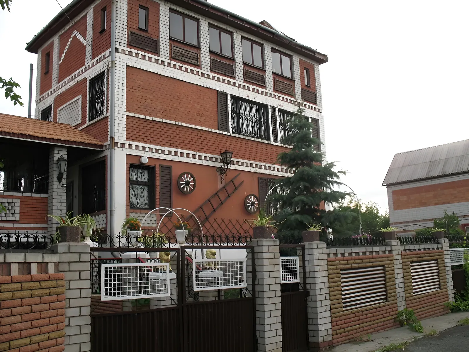 Продается дом на 3 этажа 85 кв. м с верандой, цена: 50000 $ - фото 1