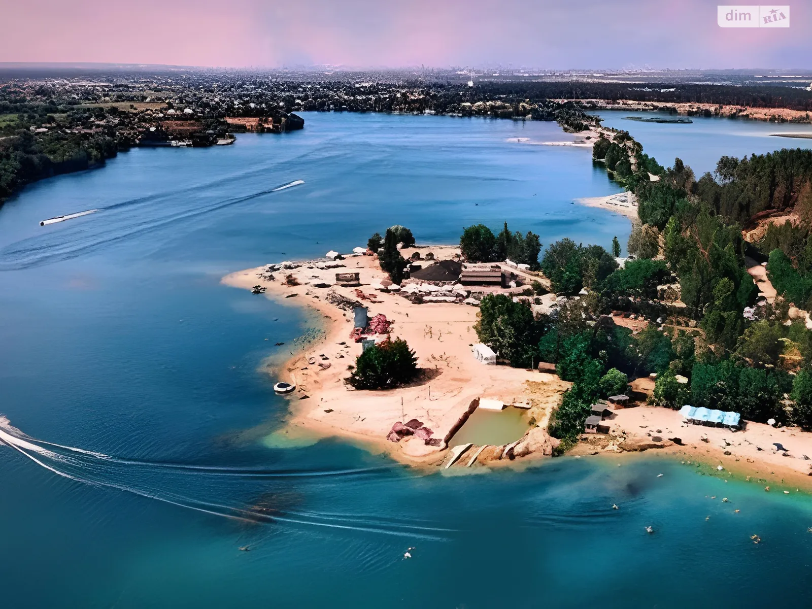 Продается дом на 3 этажа 540 кв. м с камином, цена: 180000 $ - фото 1