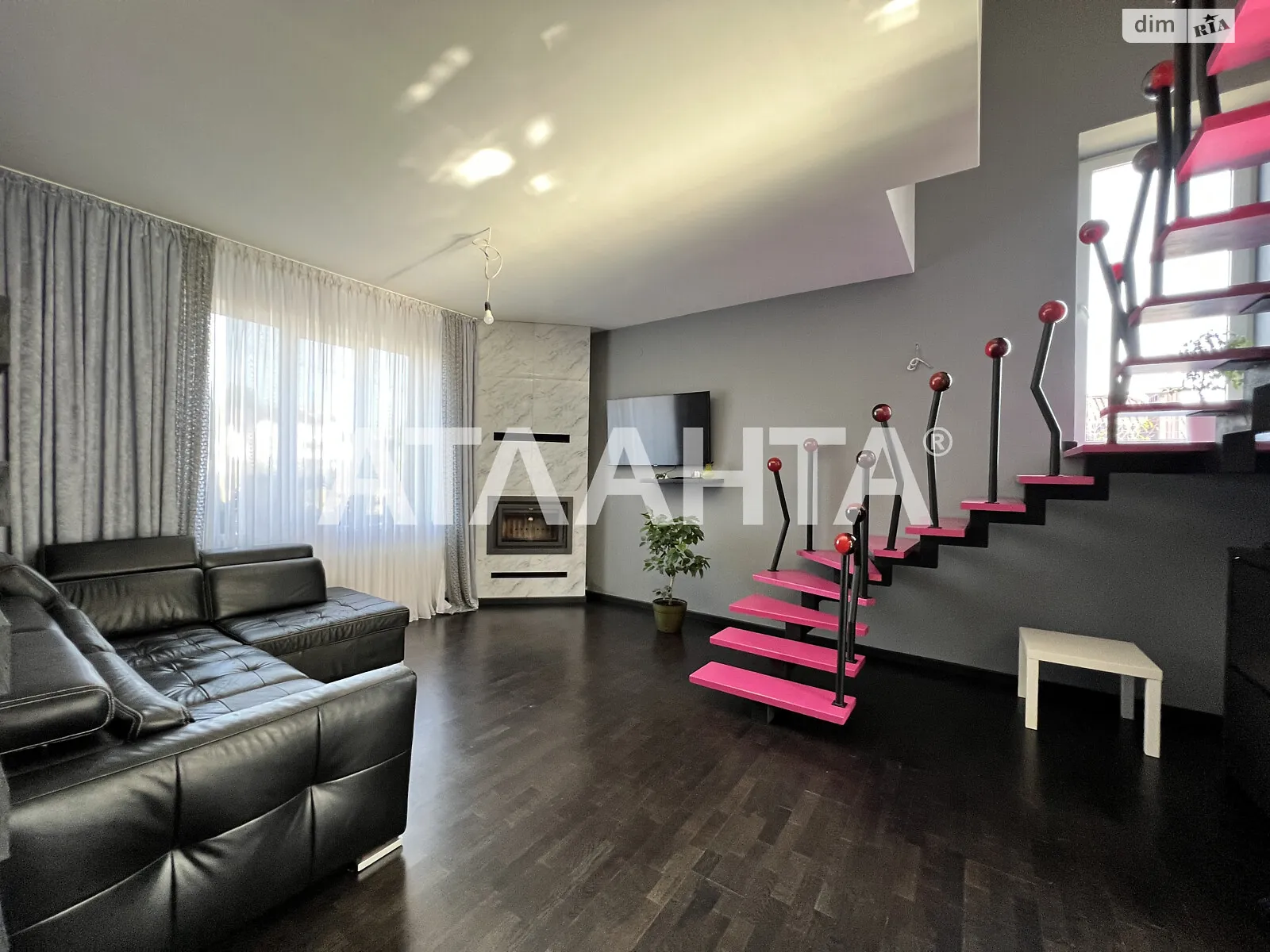 Продается дом на 2 этажа 200 кв. м с камином, цена: 195000 $ - фото 1