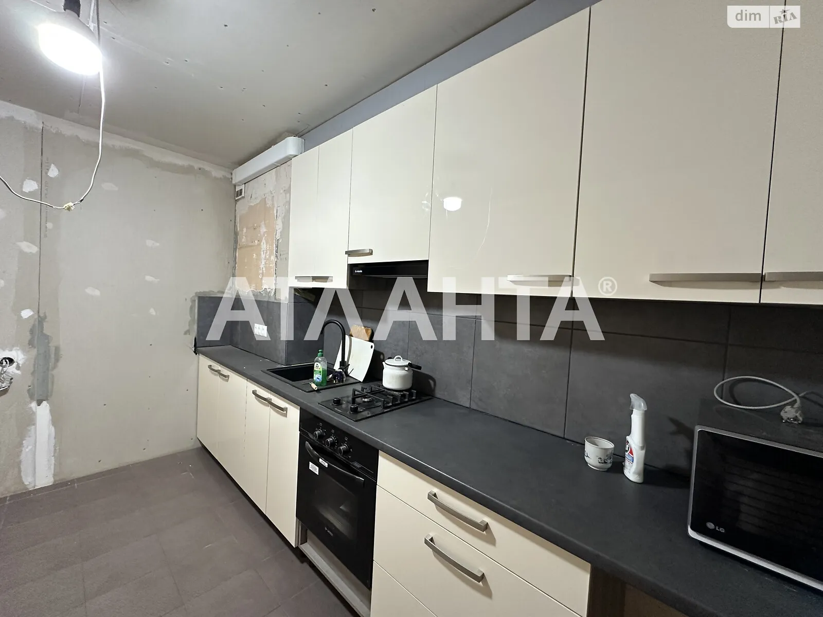 Продается 3-комнатная квартира 61 кв. м в Одессе, просп. Небесной Сотни - фото 1