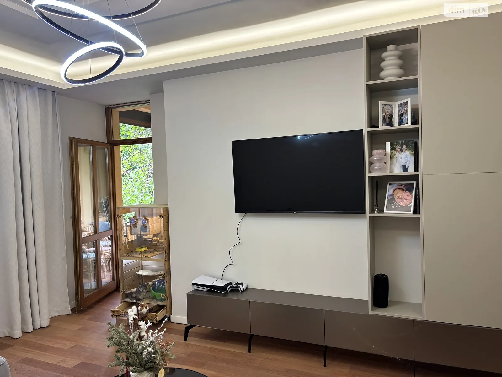 Продается 3-комнатная квартира 139.6 кв. м в Ужгороде, наб. Независимости - фото 1