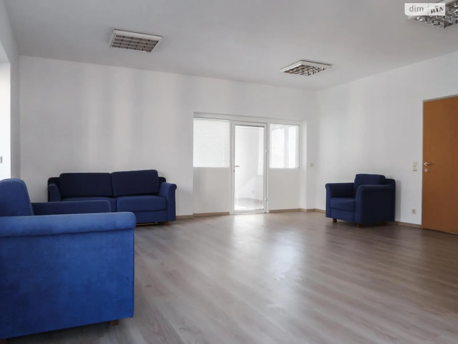 Сдается в аренду офис 190 кв. м в бизнес-центре, цена: 1900 $ - фото 1