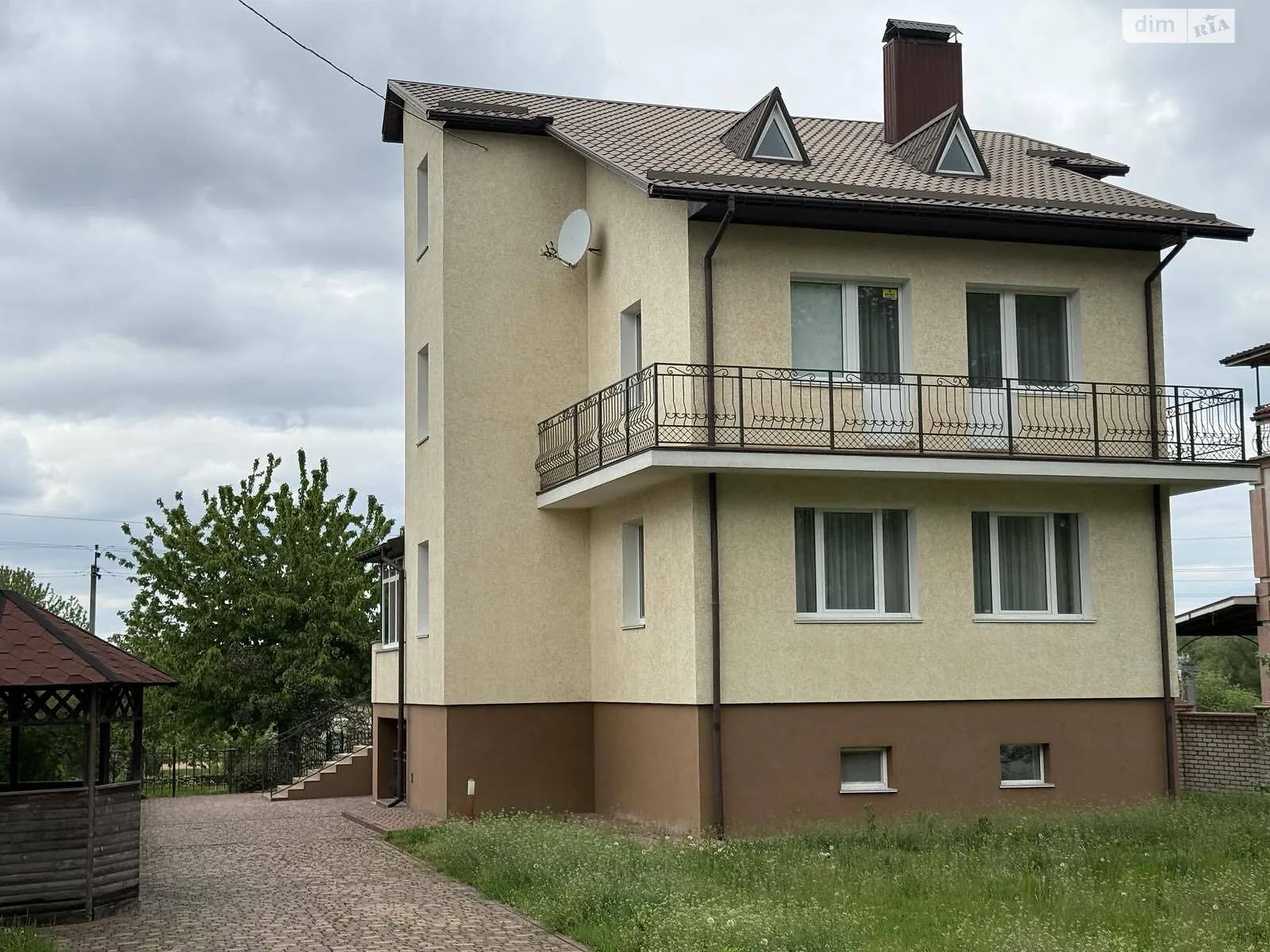 Продается дом на 3 этажа 270 кв. м с гаражом, цена: 250000 $ - фото 1