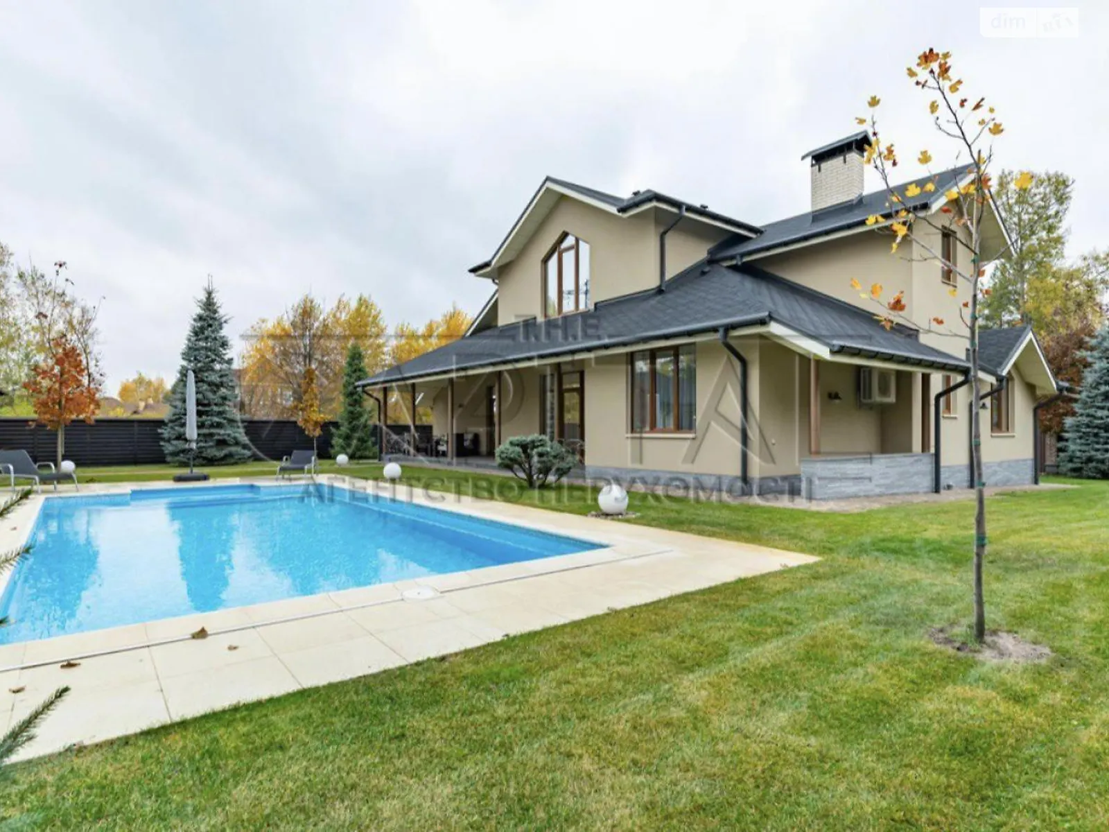 Сдается в аренду дом на 2 этажа 220 кв. м с балконом, цена: 3000 $ - фото 1