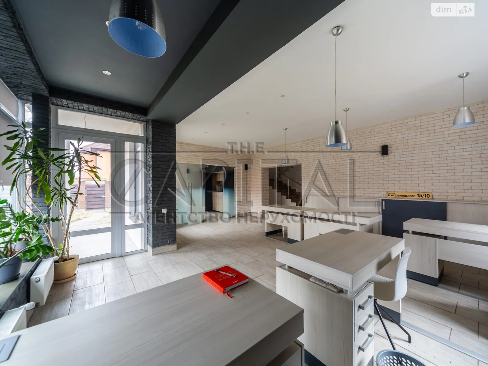 Сдается в аренду дом на 2 этажа 279 кв. м с балконом, цена: 3000 $ - фото 1