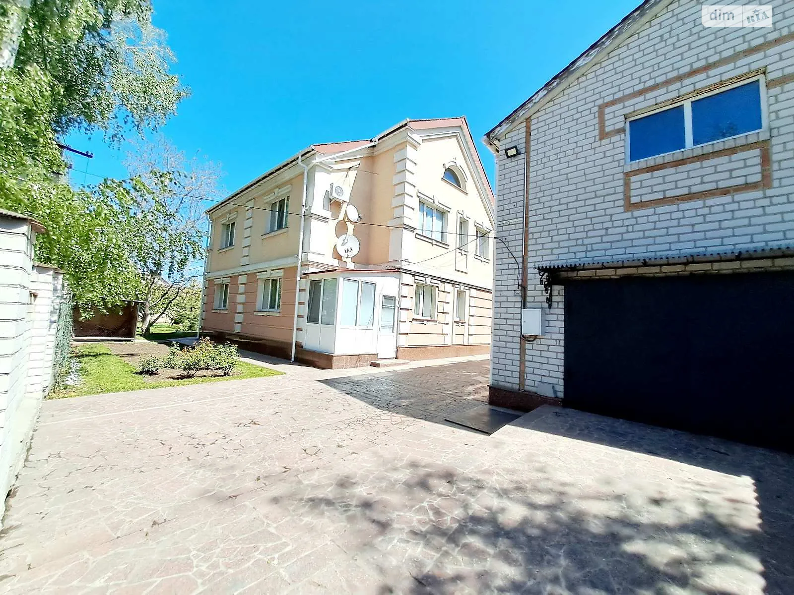 Продается дом на 2 этажа 260 кв. м с камином, цена: 169000 $ - фото 1