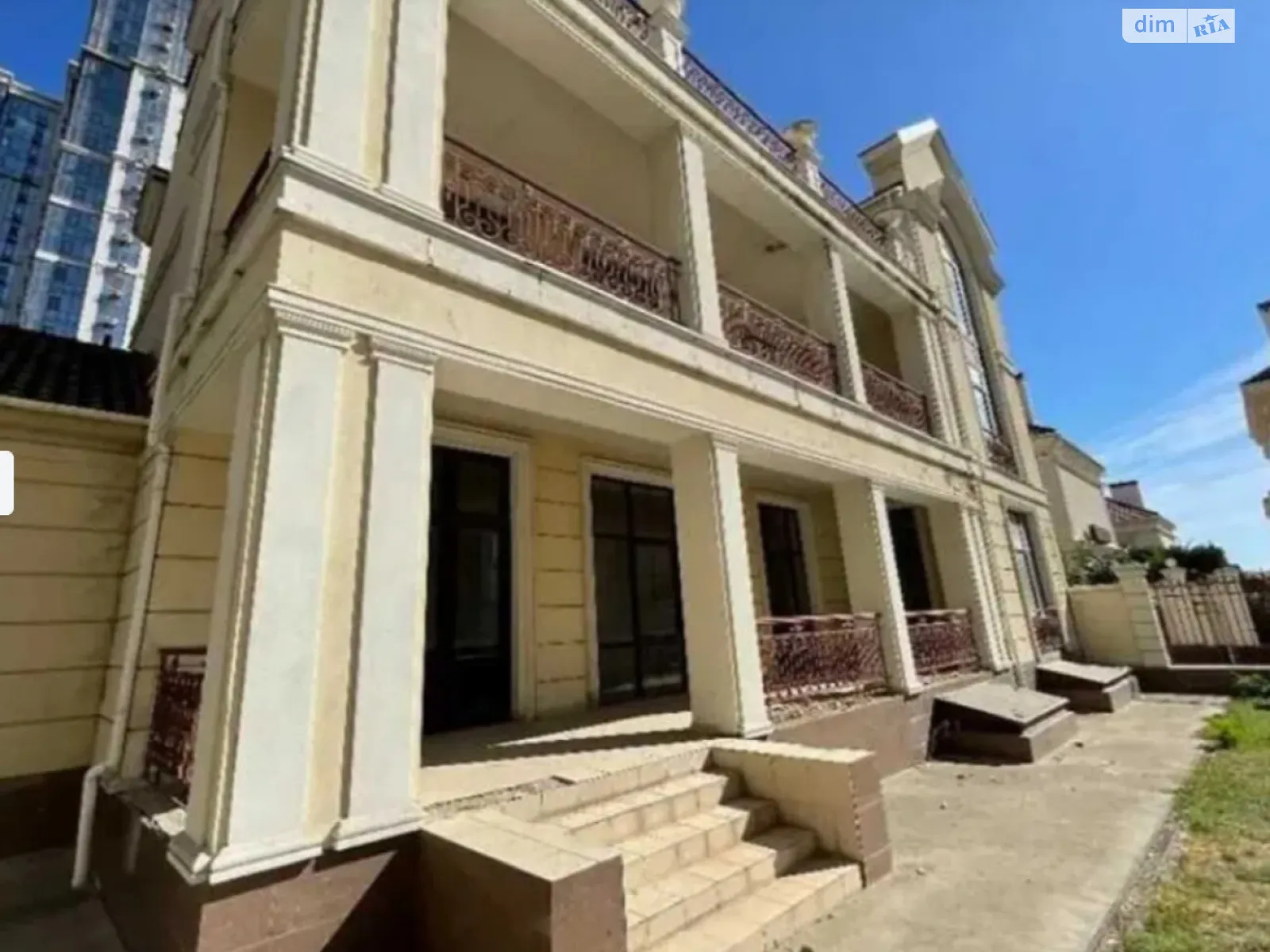 Продается дом на 3 этажа 670 кв. м с балконом, цена: 650000 $ - фото 1