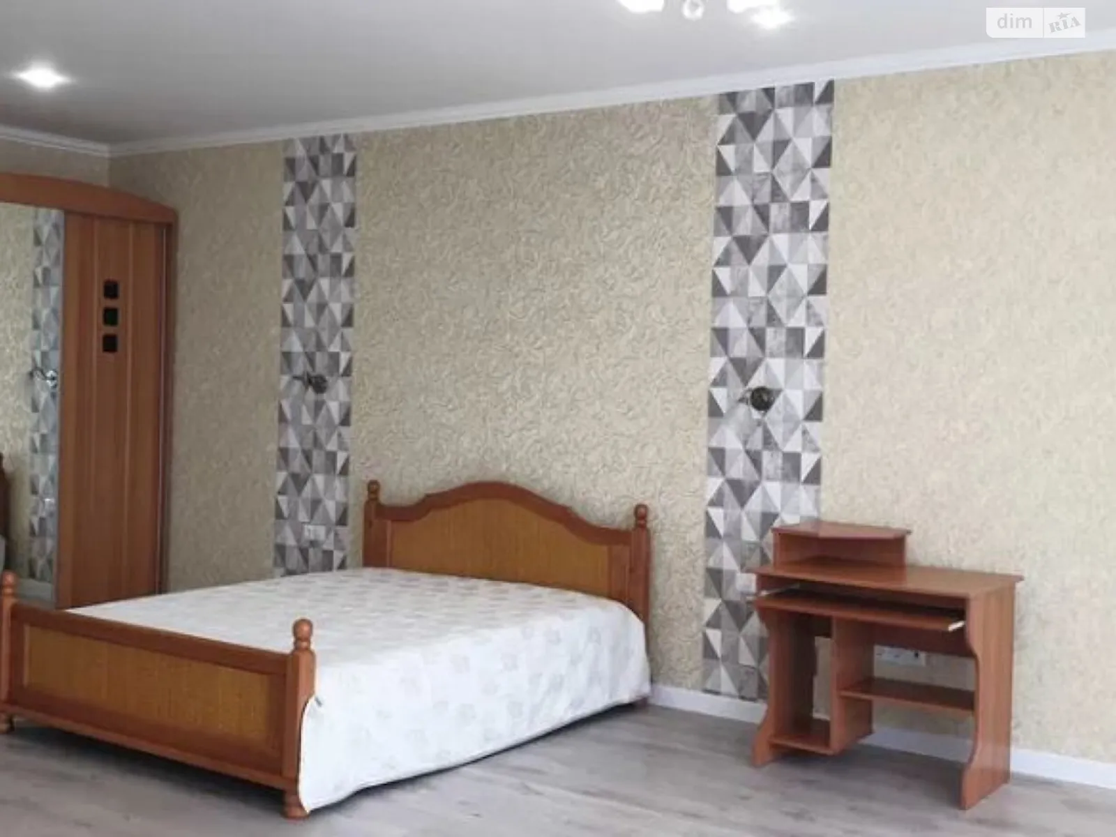 Продается 1-комнатная квартира 47 кв. м в Одессе, просп. Гагарина - фото 1
