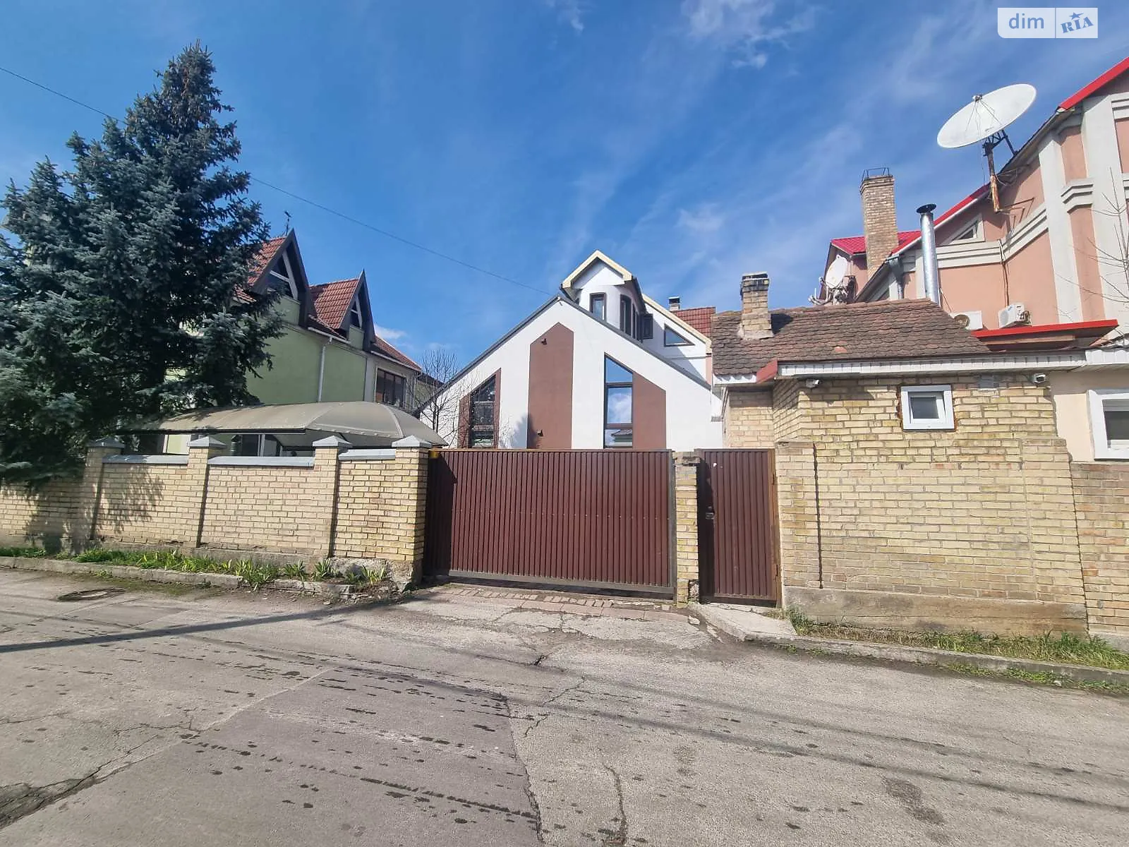 Сдается в аренду дом на 3 этажа 665 кв. м с подвалом, цена: 6650 $ - фото 1