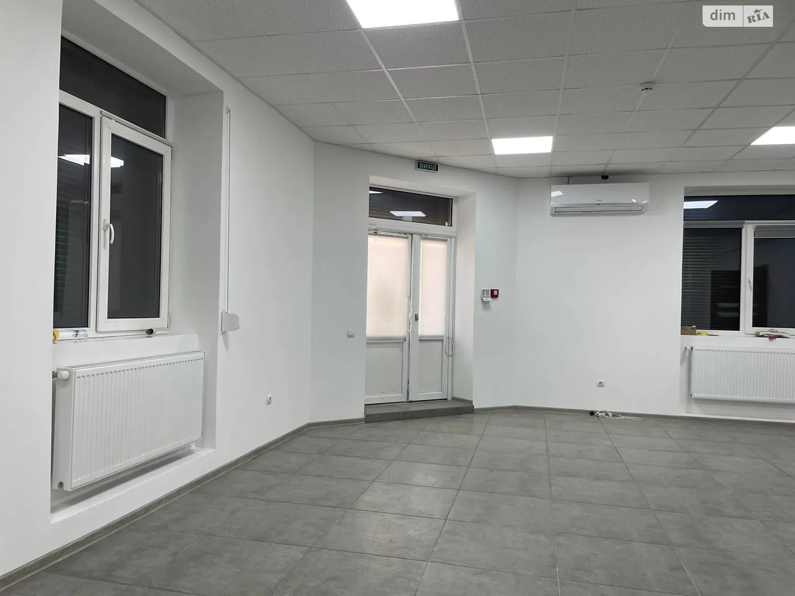 Здається в оренду приміщення вільного призначення 155 кв. м в 10-поверховій будівлі, цена: 700 $ - фото 1