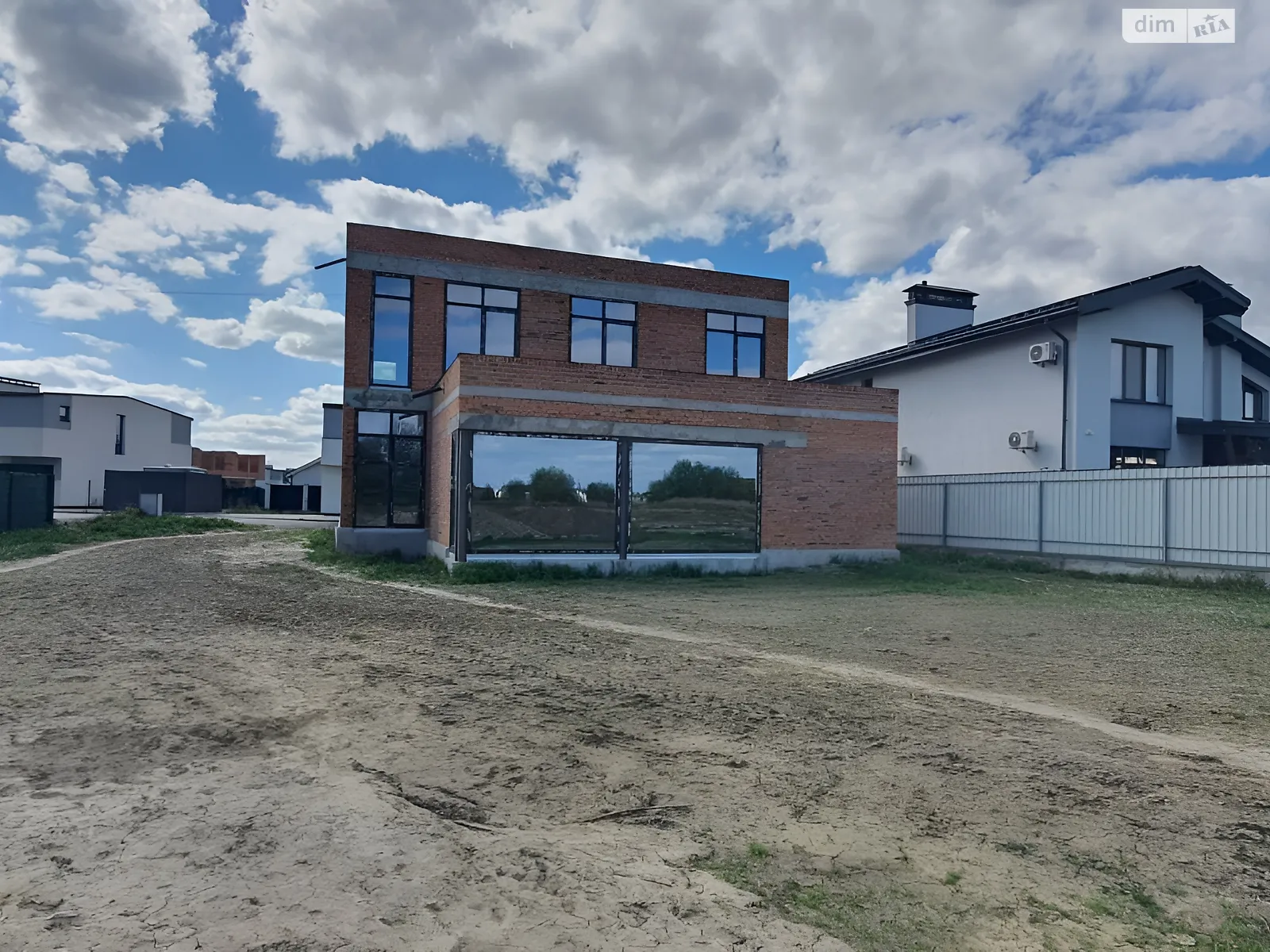 Продается дом на 2 этажа 210 кв. м с подвалом, цена: 140000 € - фото 1
