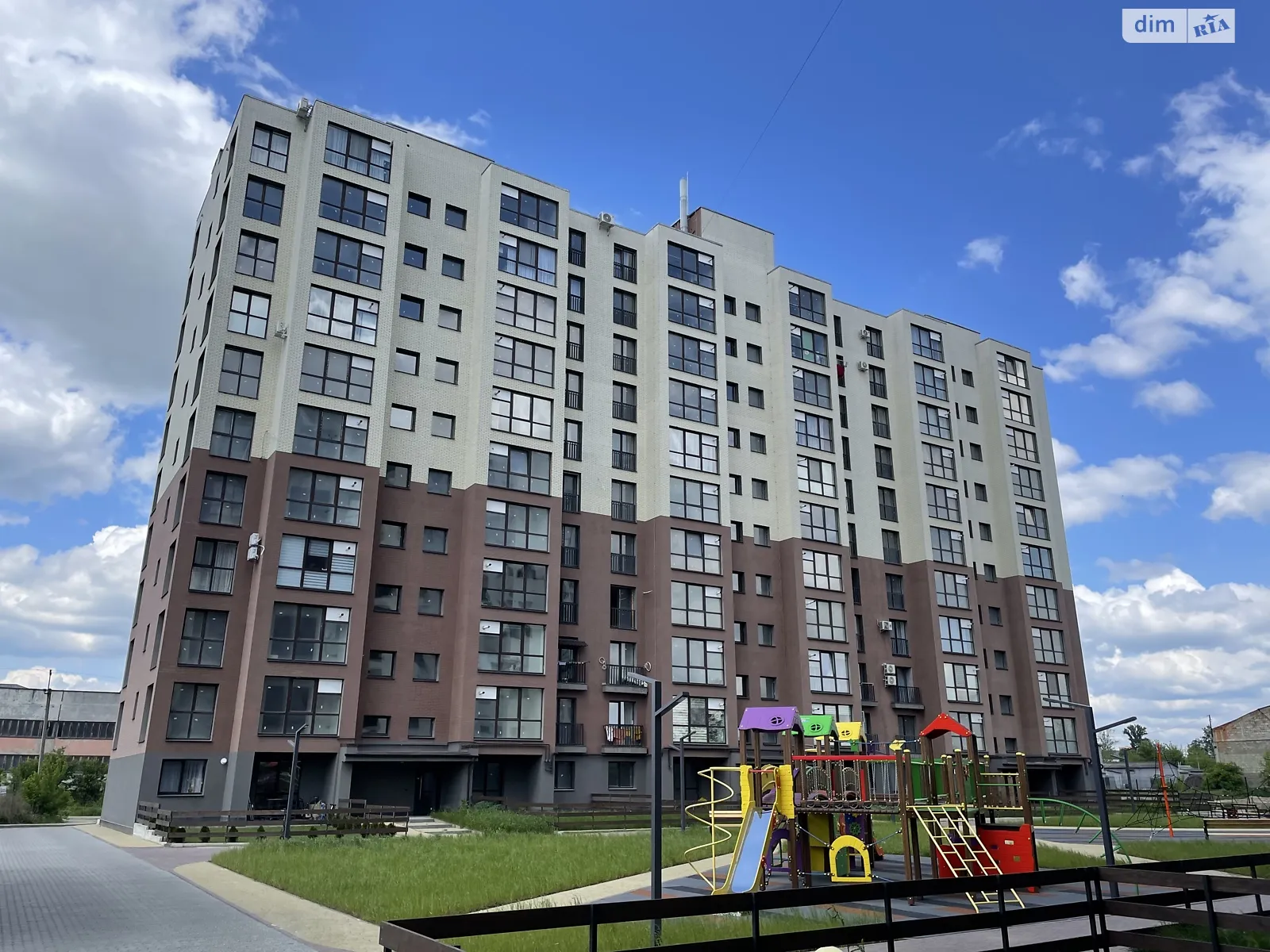 Продается 3-комнатная квартира 90 кв. м в Ивано-Франковске, ул. Ребета Л., 6Б - фото 1
