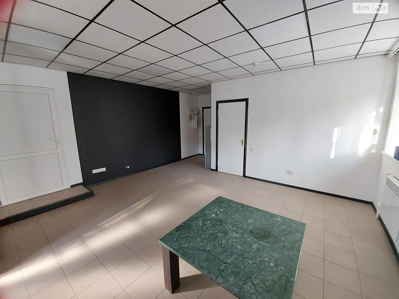 Сдается в аренду офис 77.6 кв. м в бизнес-центре, цена: 15000 грн - фото 1