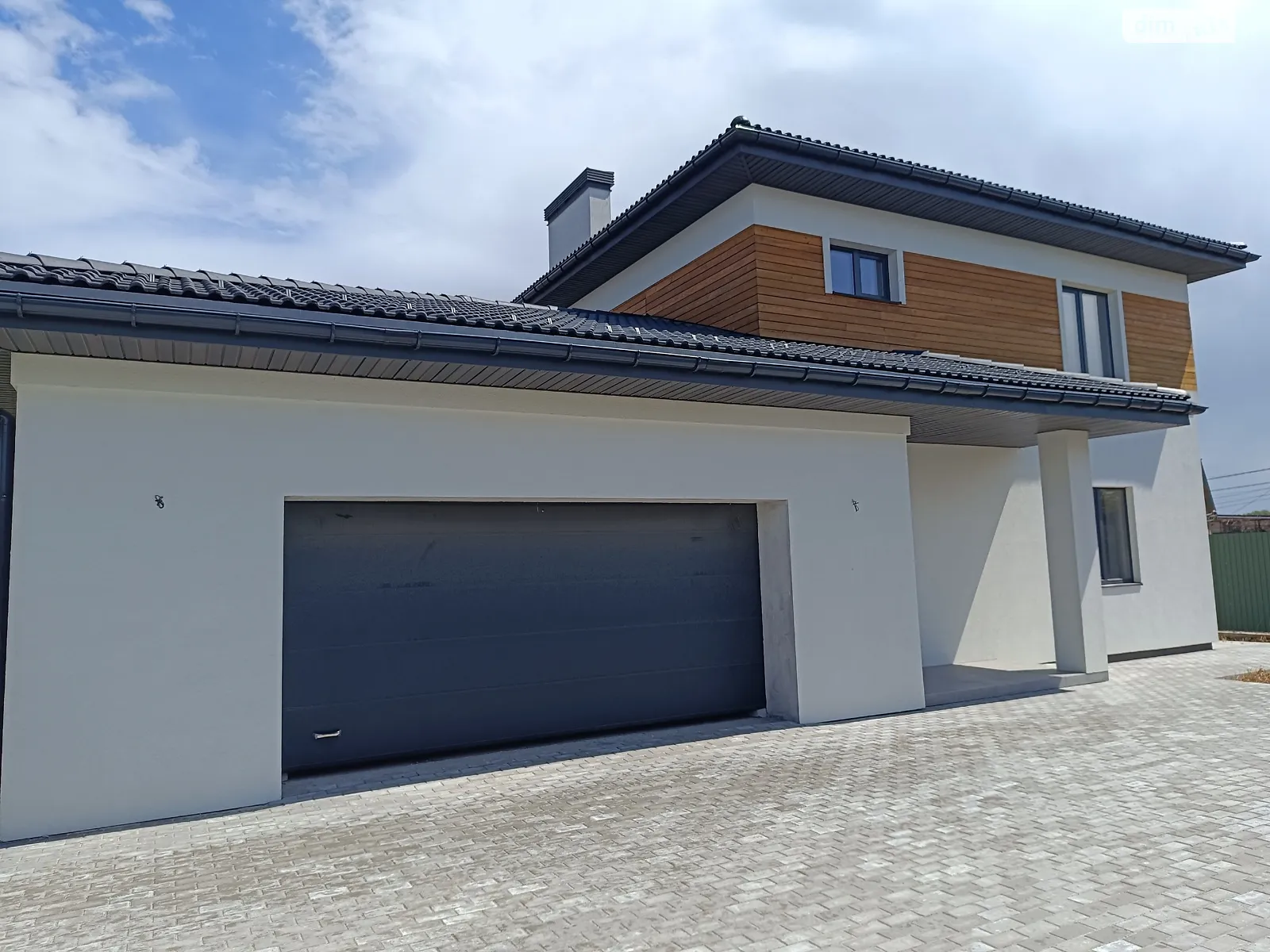 Продается дом на 2 этажа 216 кв. м с гаражом, цена: 235000 $ - фото 1