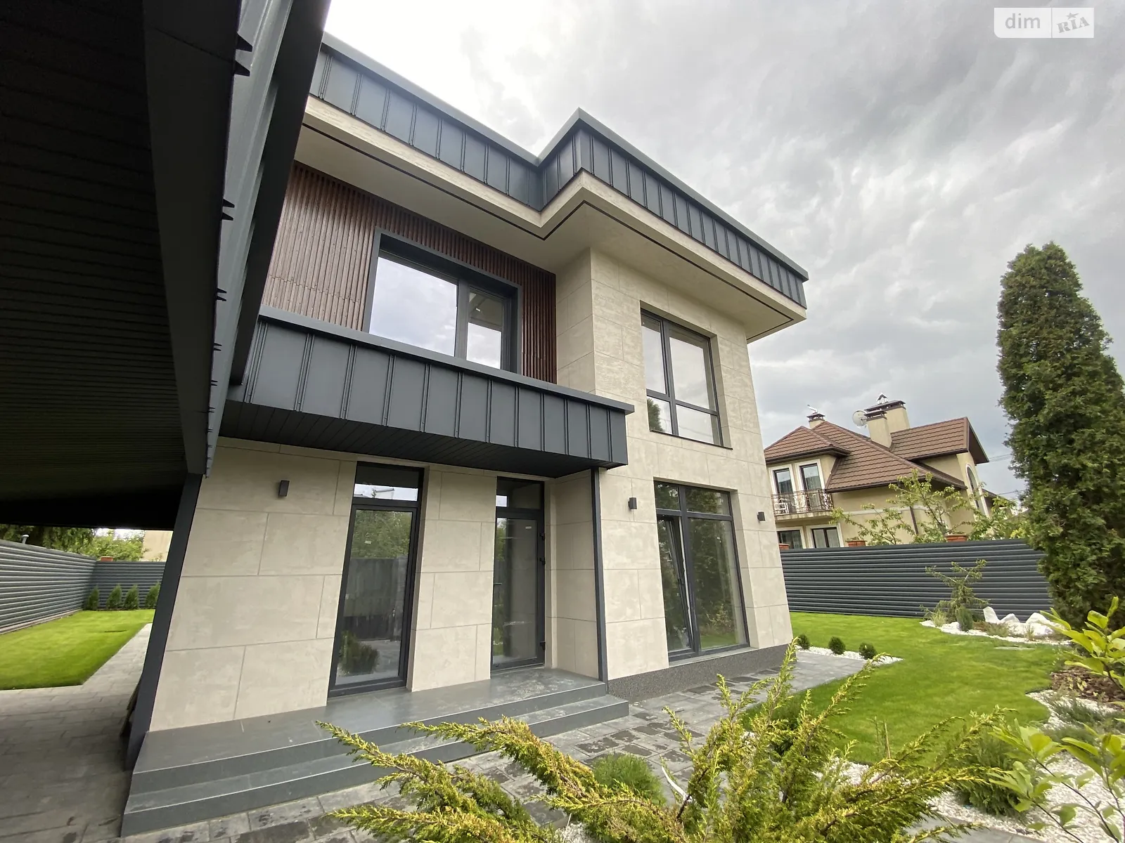 Продается дом на 2 этажа 165 кв. м с гаражом, цена: 320000 $ - фото 1