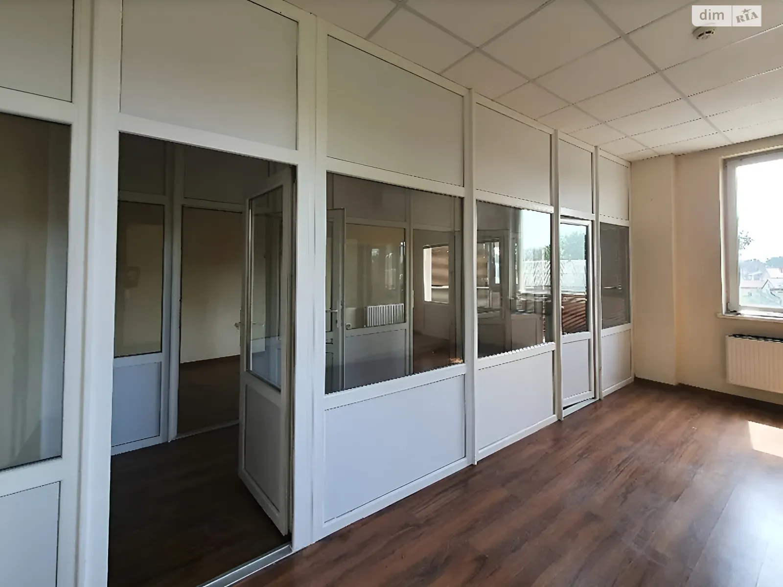 Сдается в аренду офис 32.6 кв. м в бизнес-центре, цена: 261 $ - фото 1
