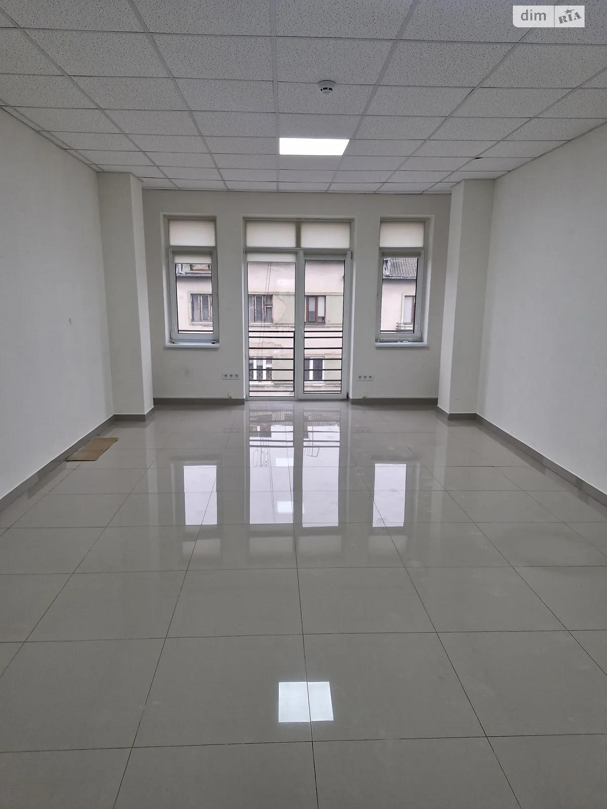 Сдается в аренду офис 30 кв. м в бизнес-центре, цена: 300 $ - фото 1