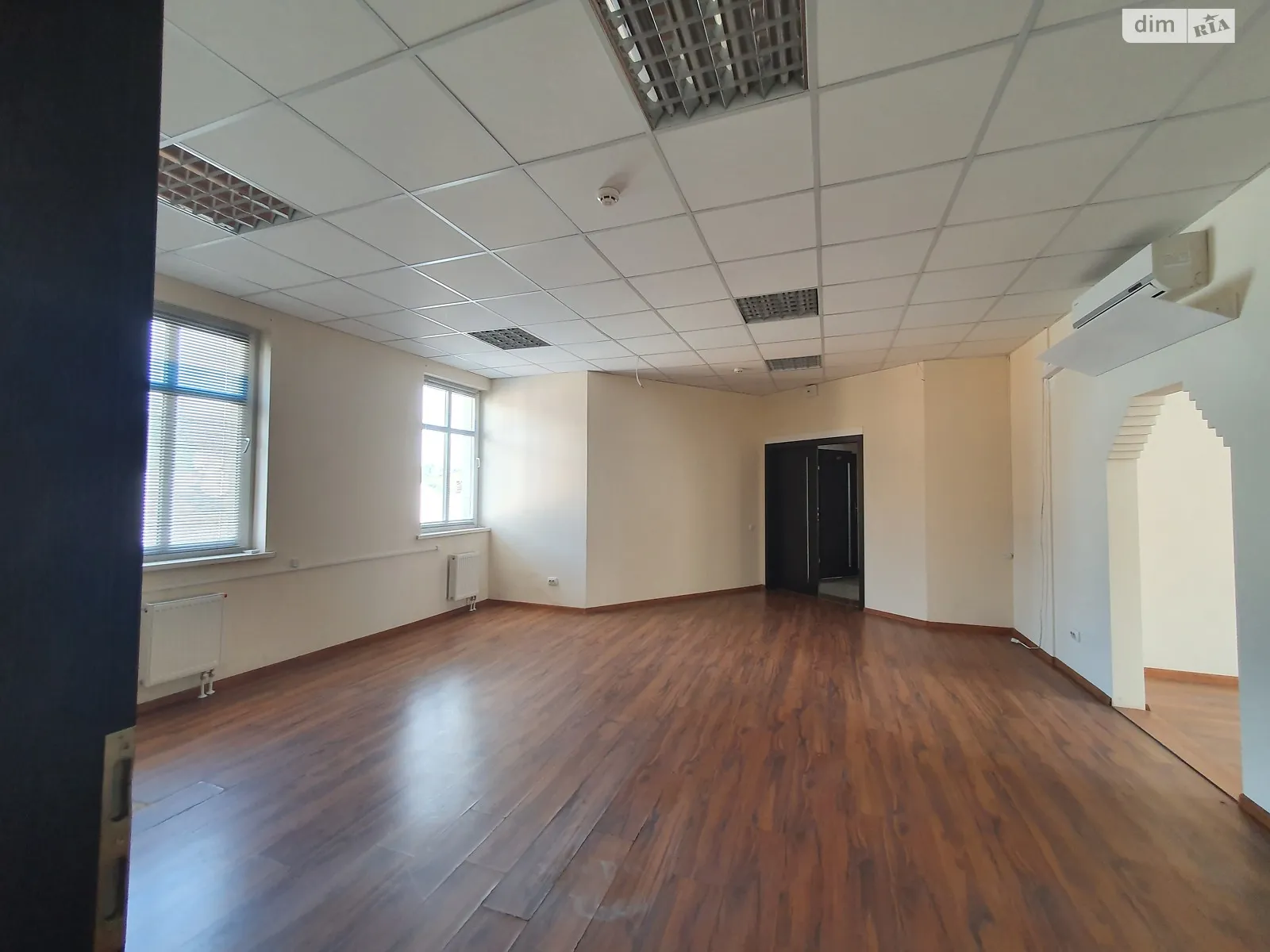 Сдается в аренду офис 30.5 кв. м в бизнес-центре, цена: 305 $ - фото 1
