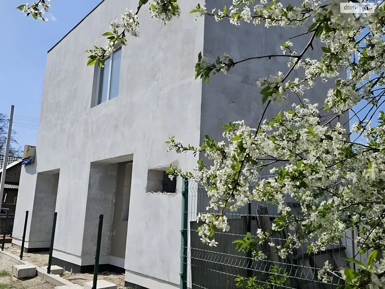 Продается дом на 2 этажа 84 кв. м с гаражом, цена: 68000 $ - фото 1